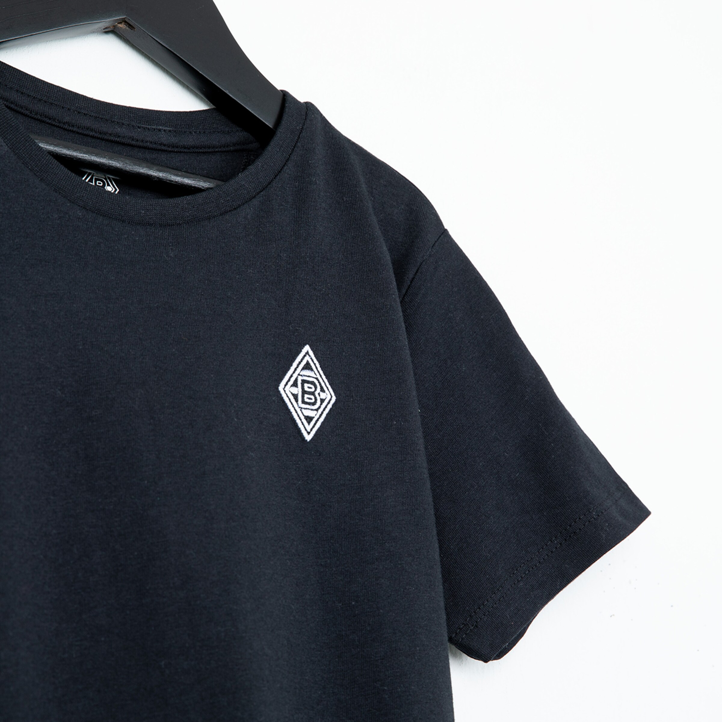 Dunkelblaues T-Shirt mit gesticktem Borussia Mönchengladbach Logo.