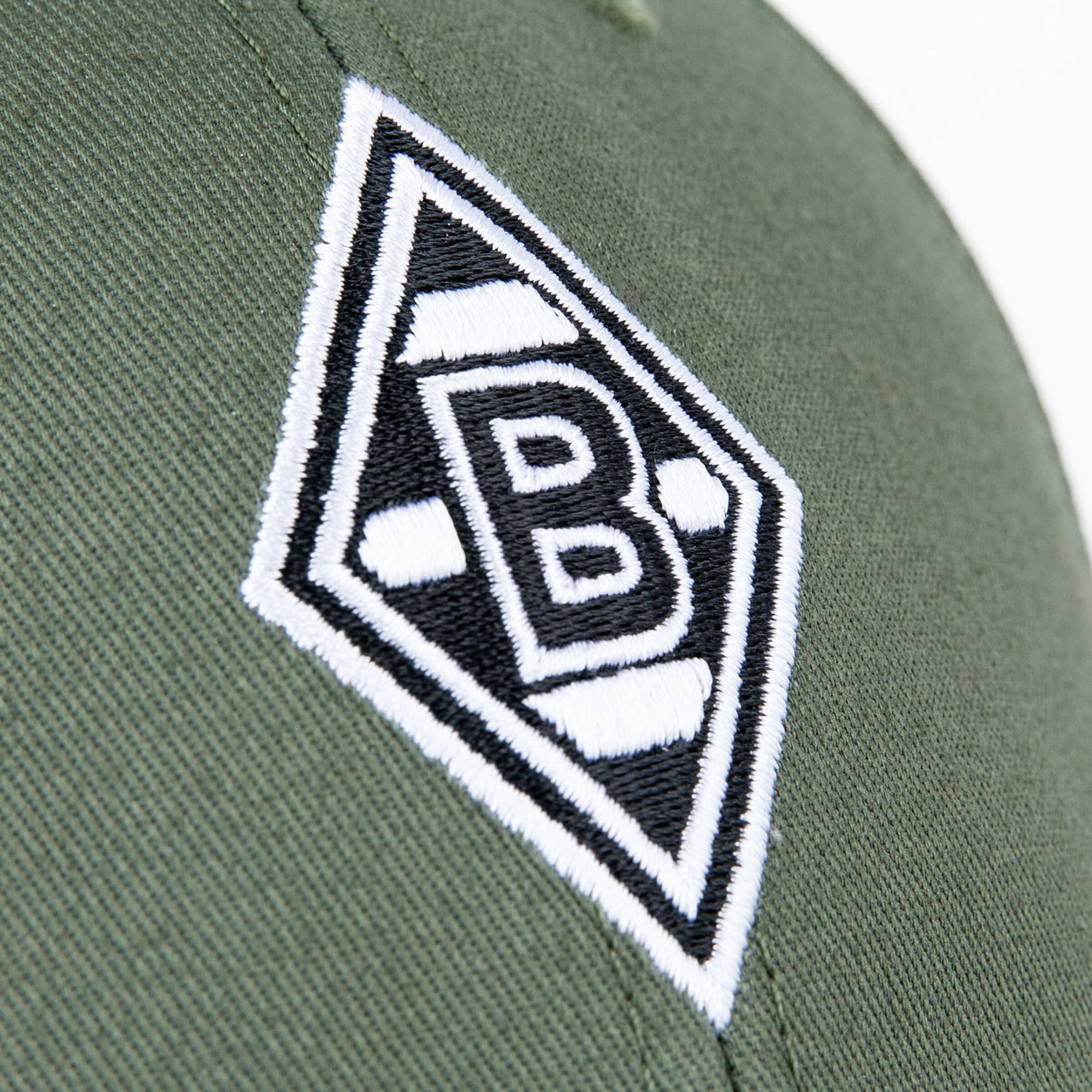 Grünes Basecap mit gesticktem Borussia Mönchengladbach-Logo in Schwarz und Weiß.