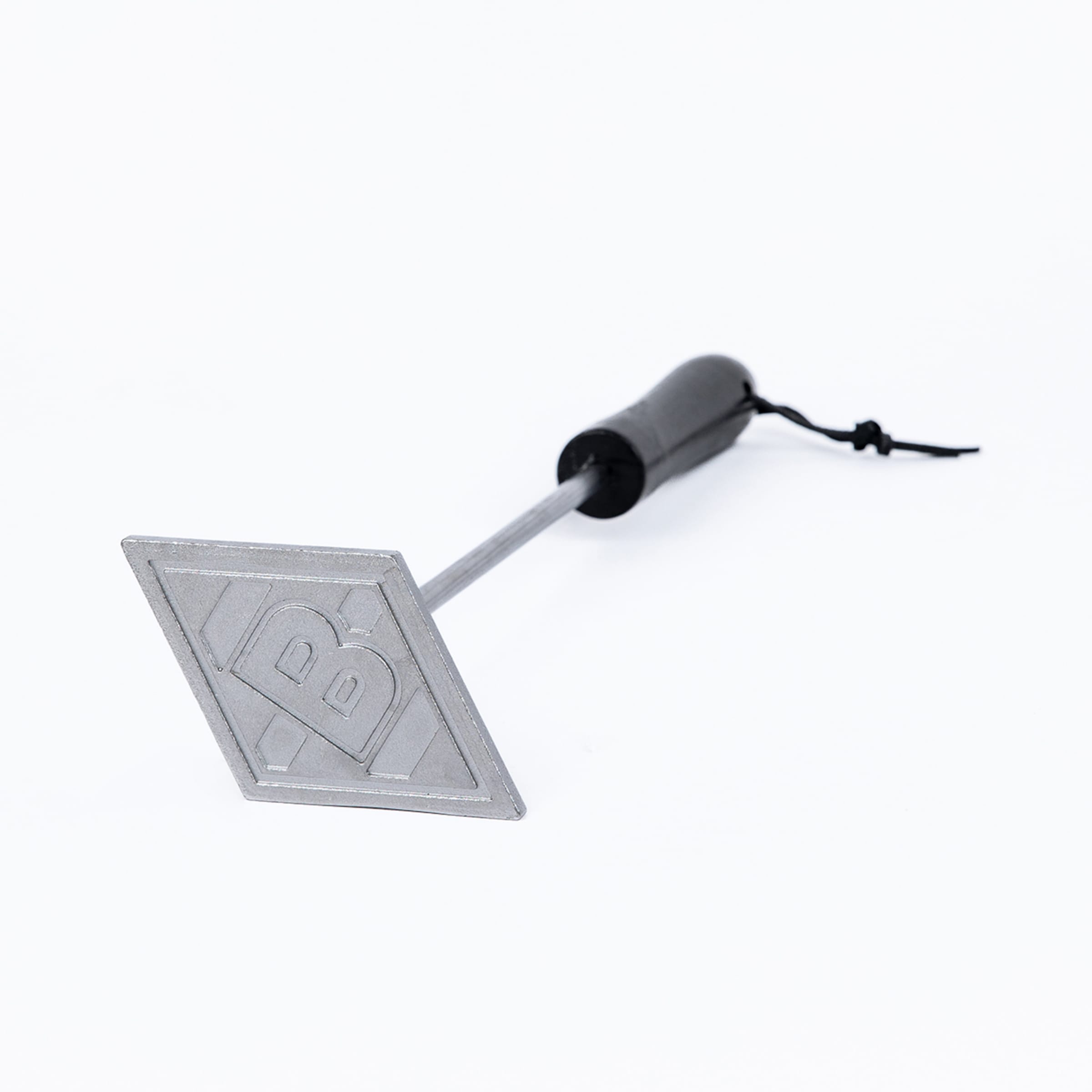 Brandeisen mit rautenförmigem Metallstempel, B-Logo und schwarzem Griff auf weißem Hintergrund.