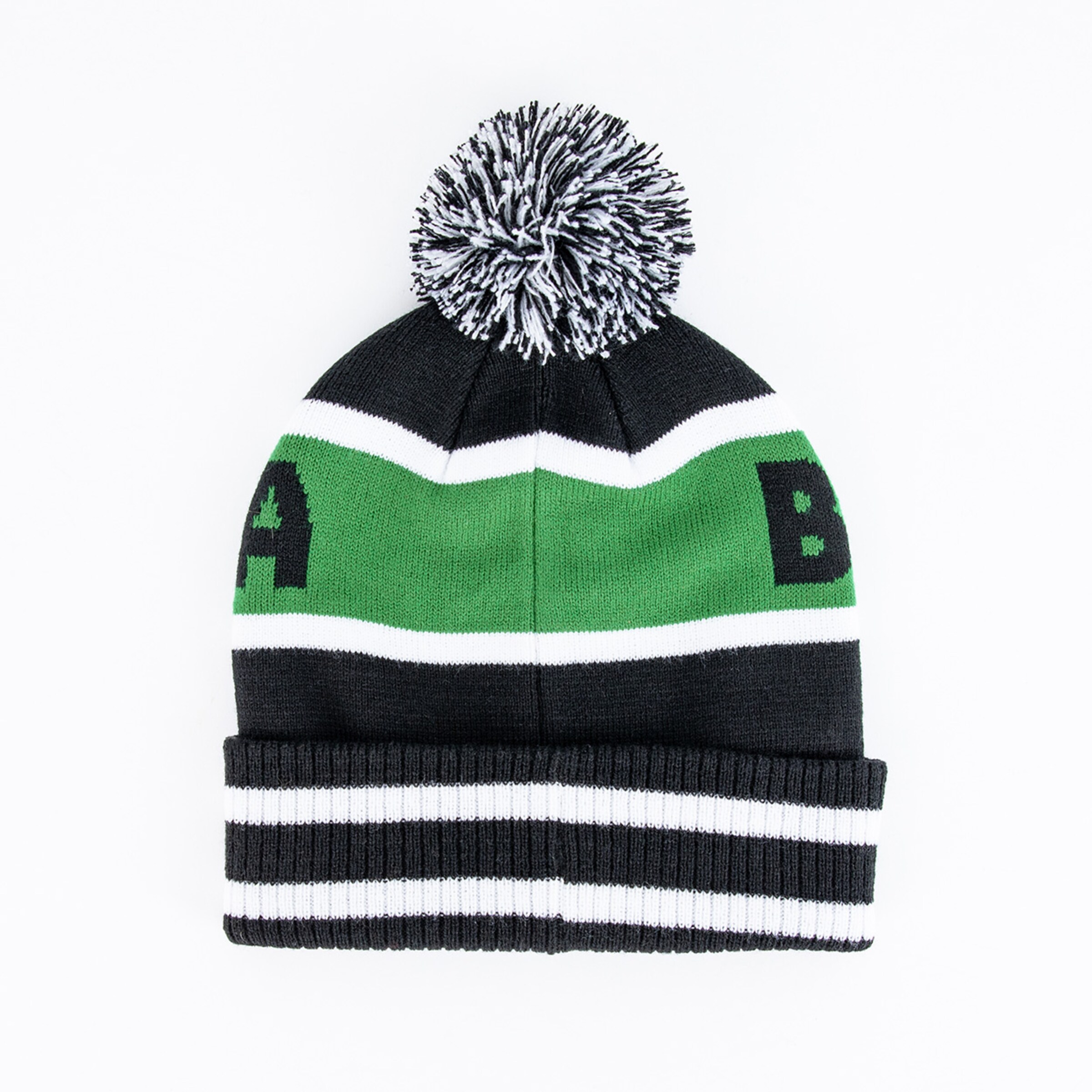 Schwarze Mütze mit grünem und weißem Streifen und Bommel.