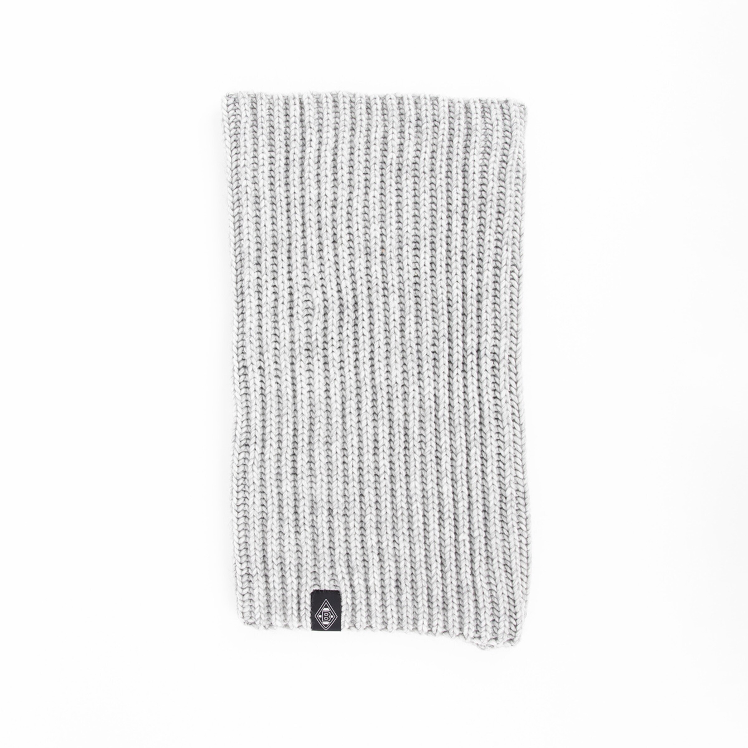 Gestrickter Schlauchschal in Grau mit einem kleinen Logo.