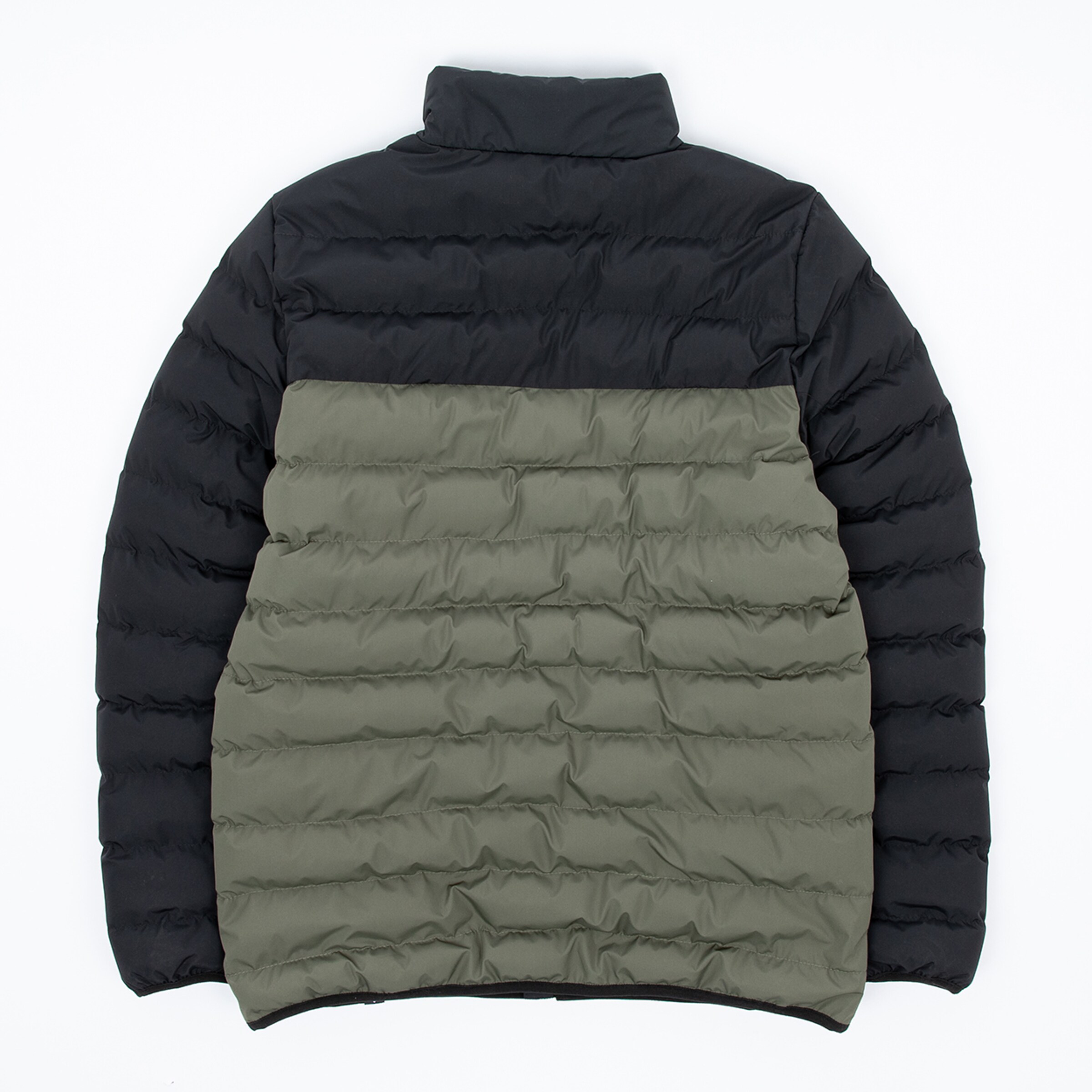 Dunkel gefütterte Jacke mit schwarzem Oberteil und grünem unteren Teil.