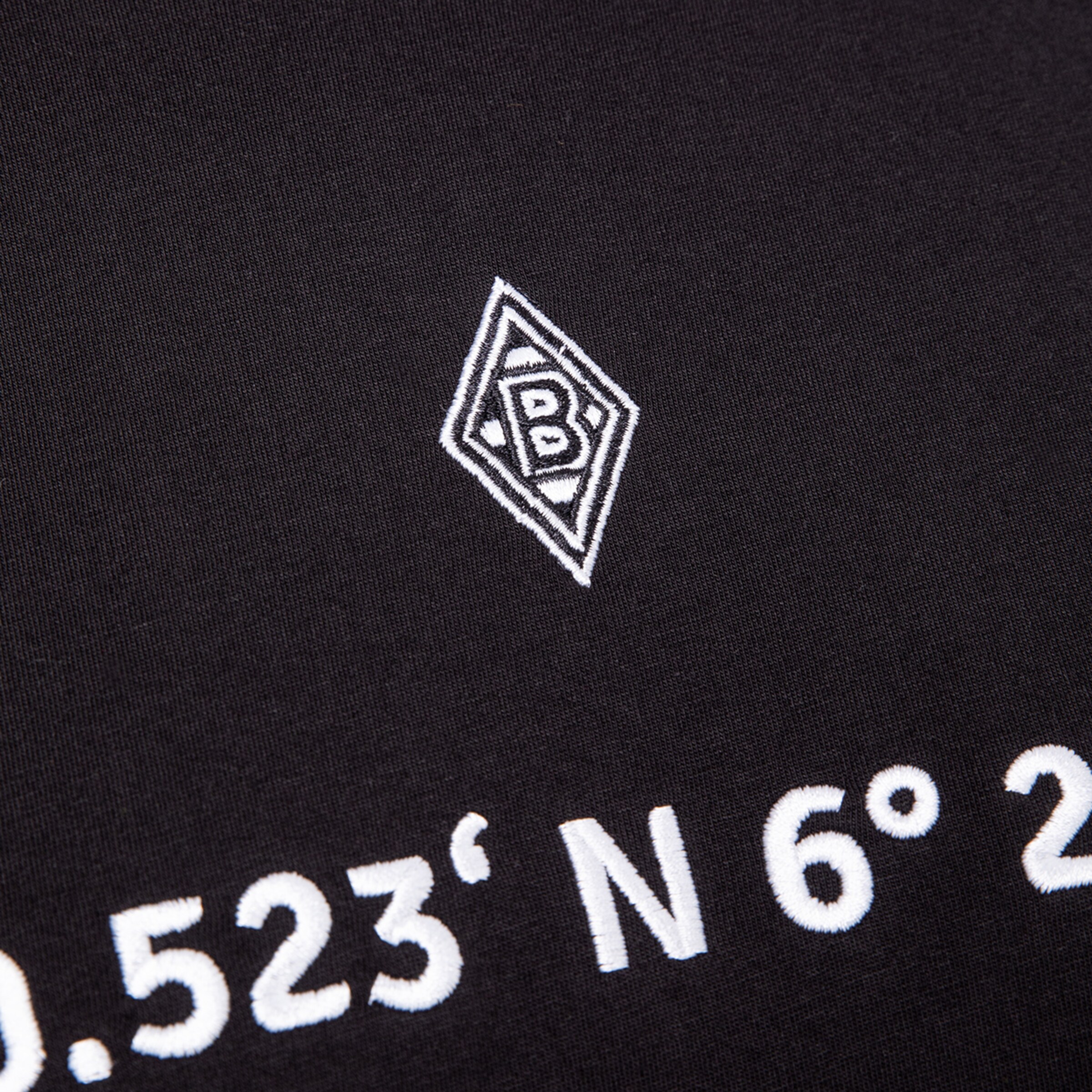 Schwarzes T-Shirt mit gesticktem Borussia Mönchengladbach-Logo und Koordinaten in Weiß.