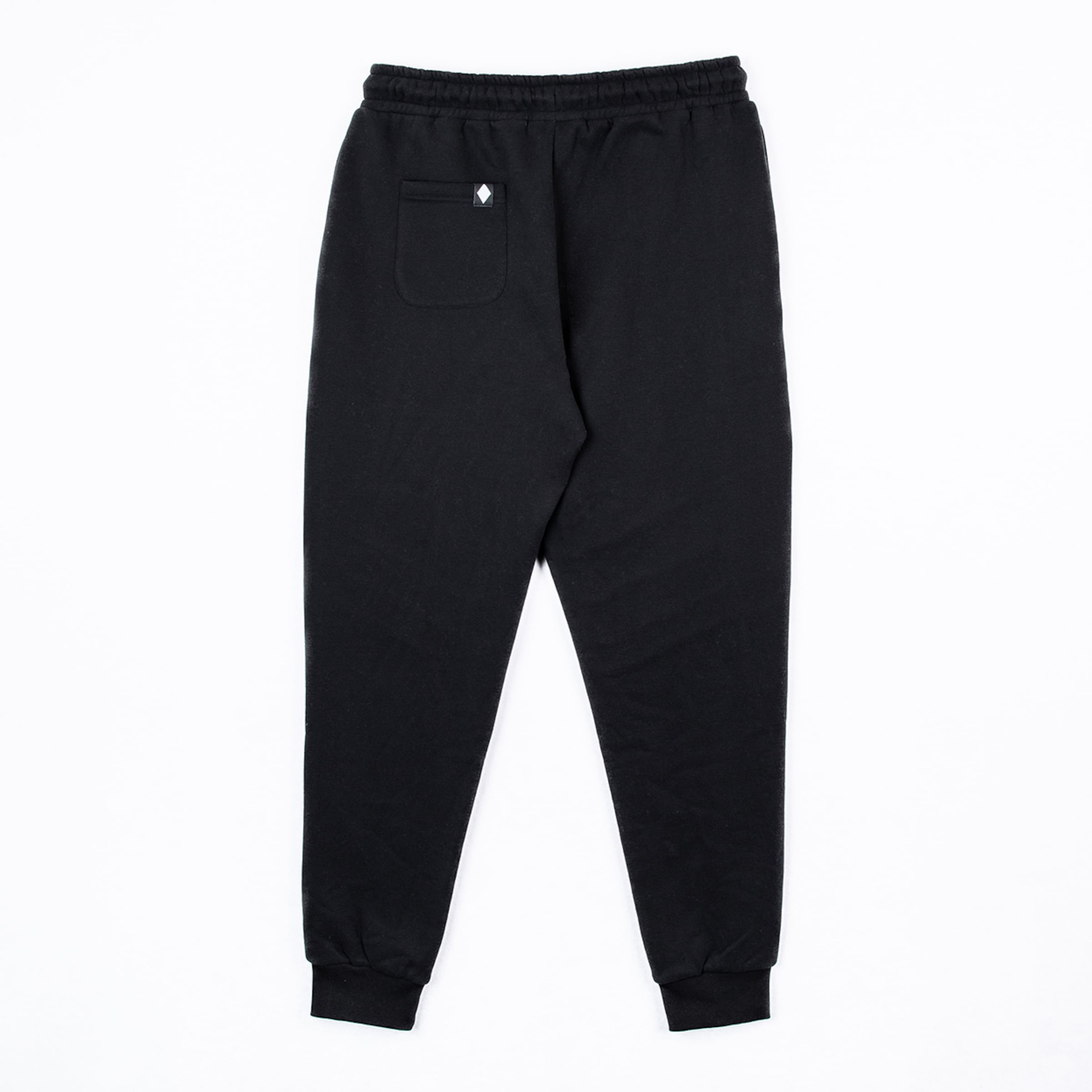 Schwarze Jogginghose in der Rückansicht mit elastischem Bund, Bündchen und einer Gesäßtasche mit Rauten-Logo auf weißem Hintergrund.