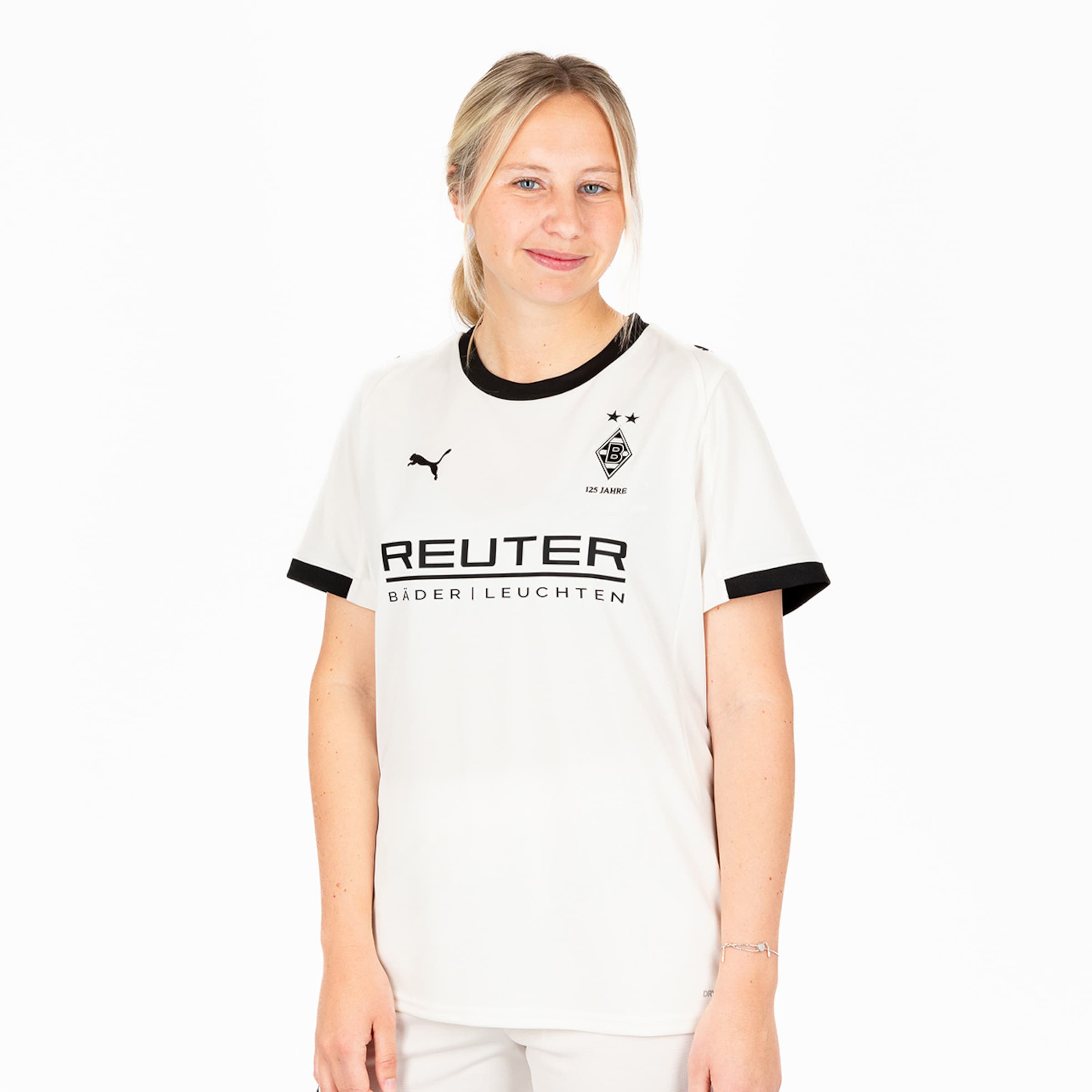 Spielerin trägt das weiße Trikot von Borussia Mönchengladbach mit schwarzem Kragen und REUTER-Sponsor.