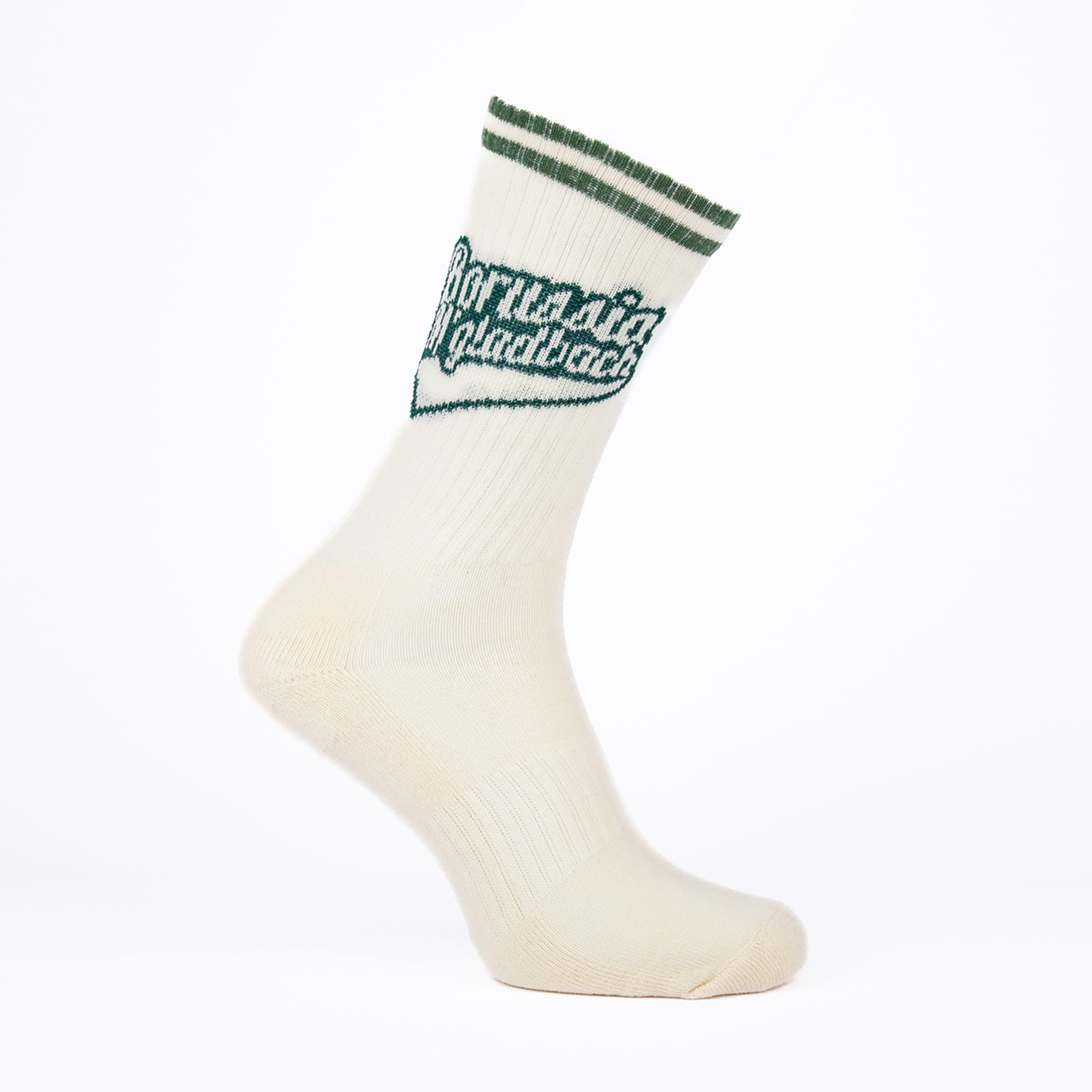 Eine cremefarbene Socke mit zwei dunkelgrünen Streifen am Bündchen und dem Schriftzug „Borussia Mönchengladbach“ in dunkelgrüner Schreibschrift an der Seite, vor weißem Hintergrund.