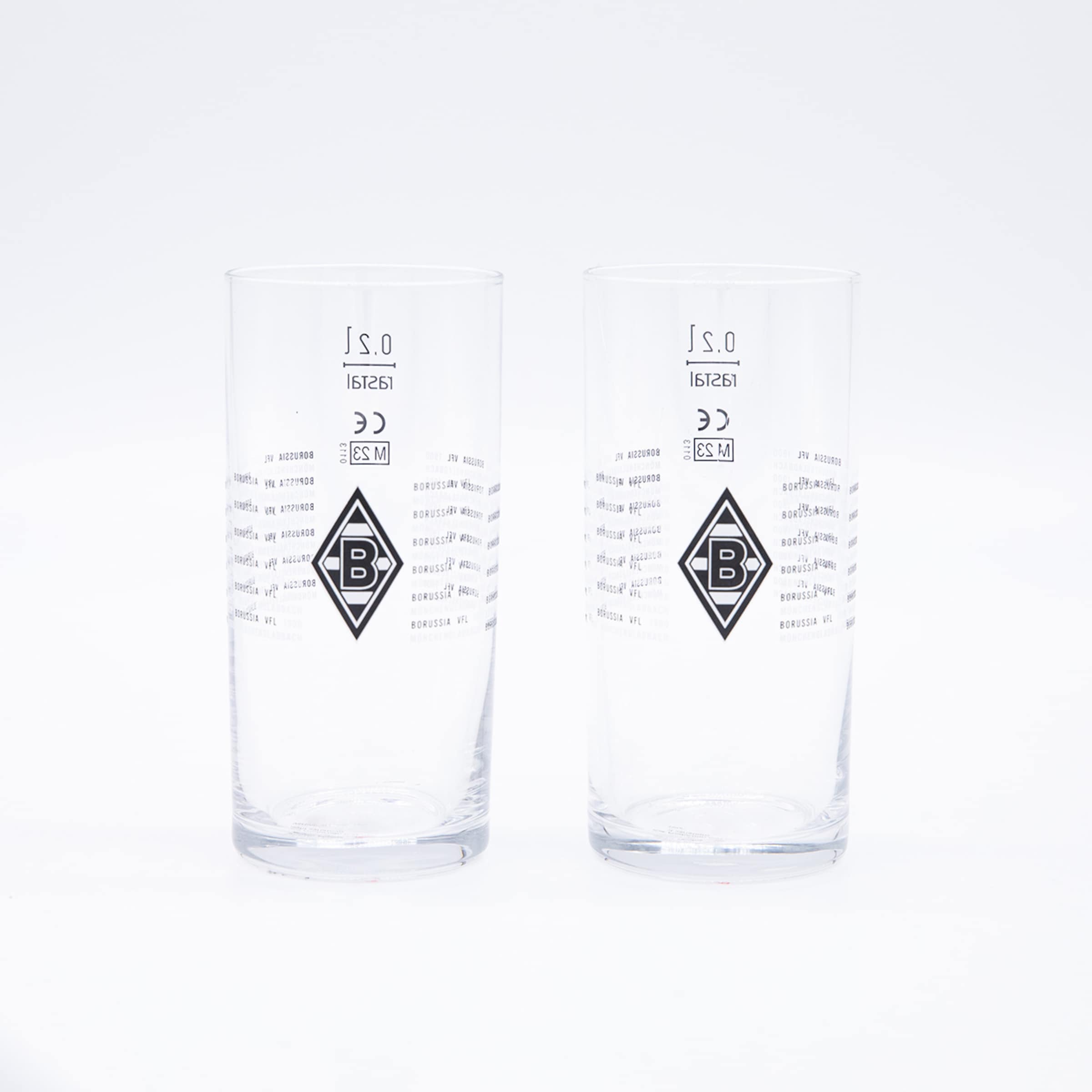 Zwei Glasbecher mit dem Logo von Borussia Mönchengladbach und Vereinsgeschichte.