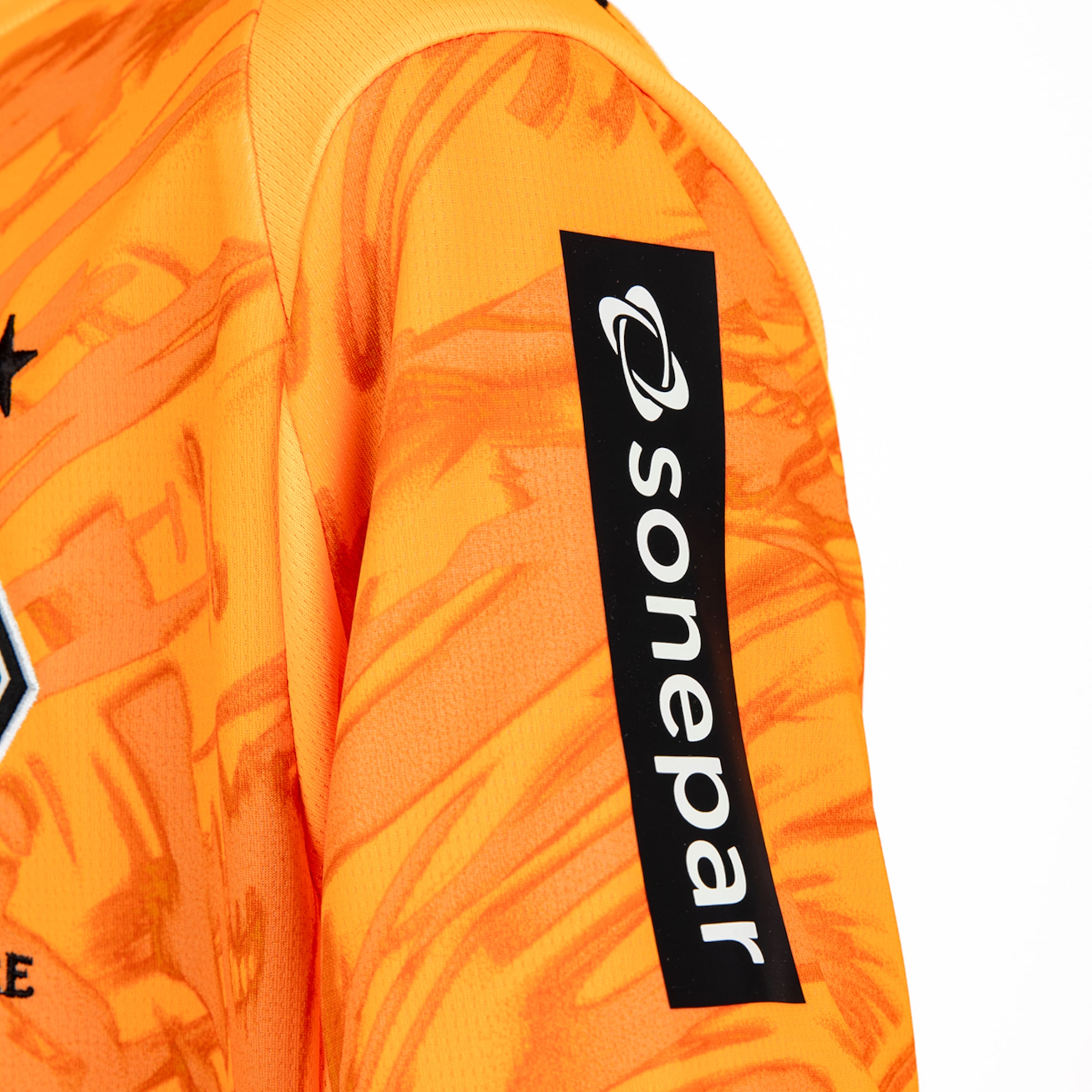 Ein Teil eines Fußballtrikots in Orange mit dem Logo und Schriftzug sonepar auf dem Ärmelschild.