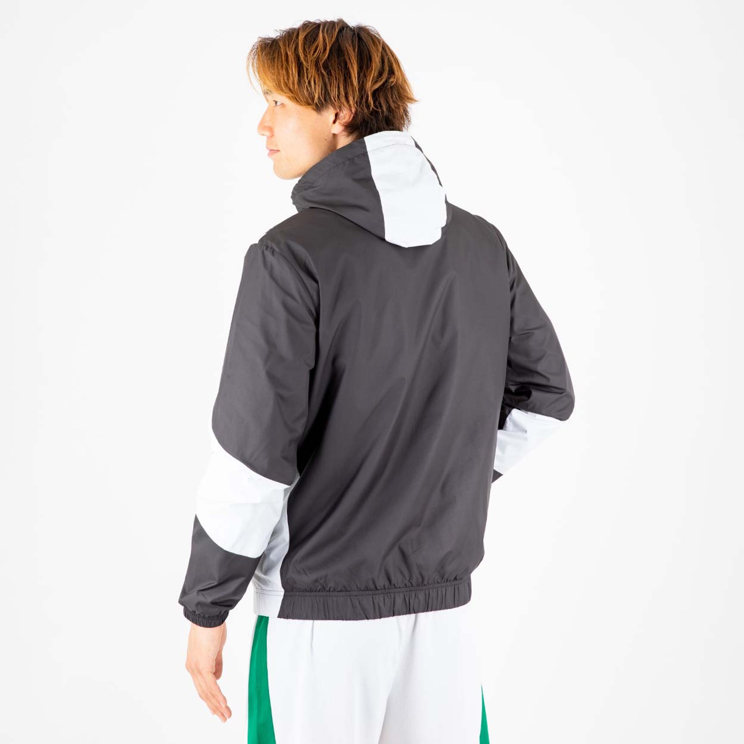 Sportjacke mit Kapuze schwarz und weiß von hinten gesehen Träger mit kurzen Haaren.