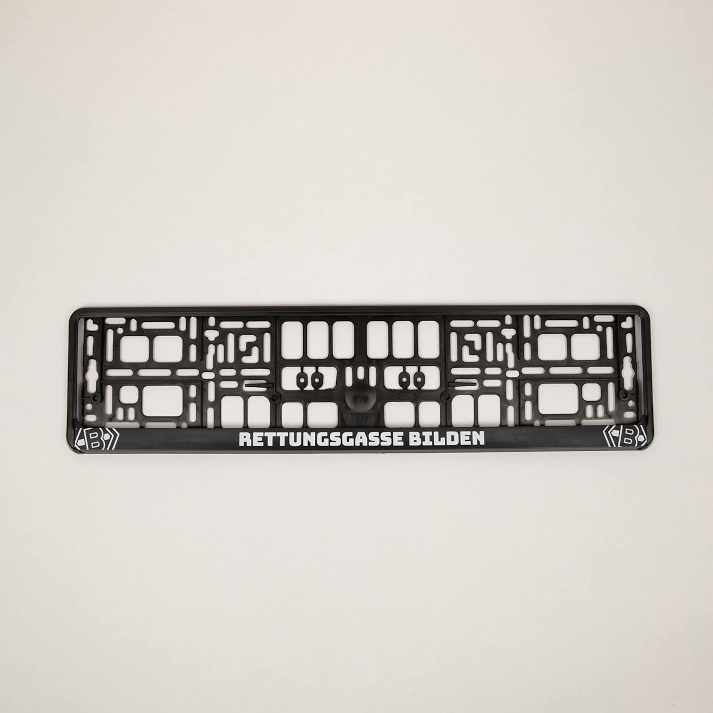 Schwarze Kfz-Nummernschildhalterung mit dem Schriftzug RETTUNGSGASSE BILDEN.