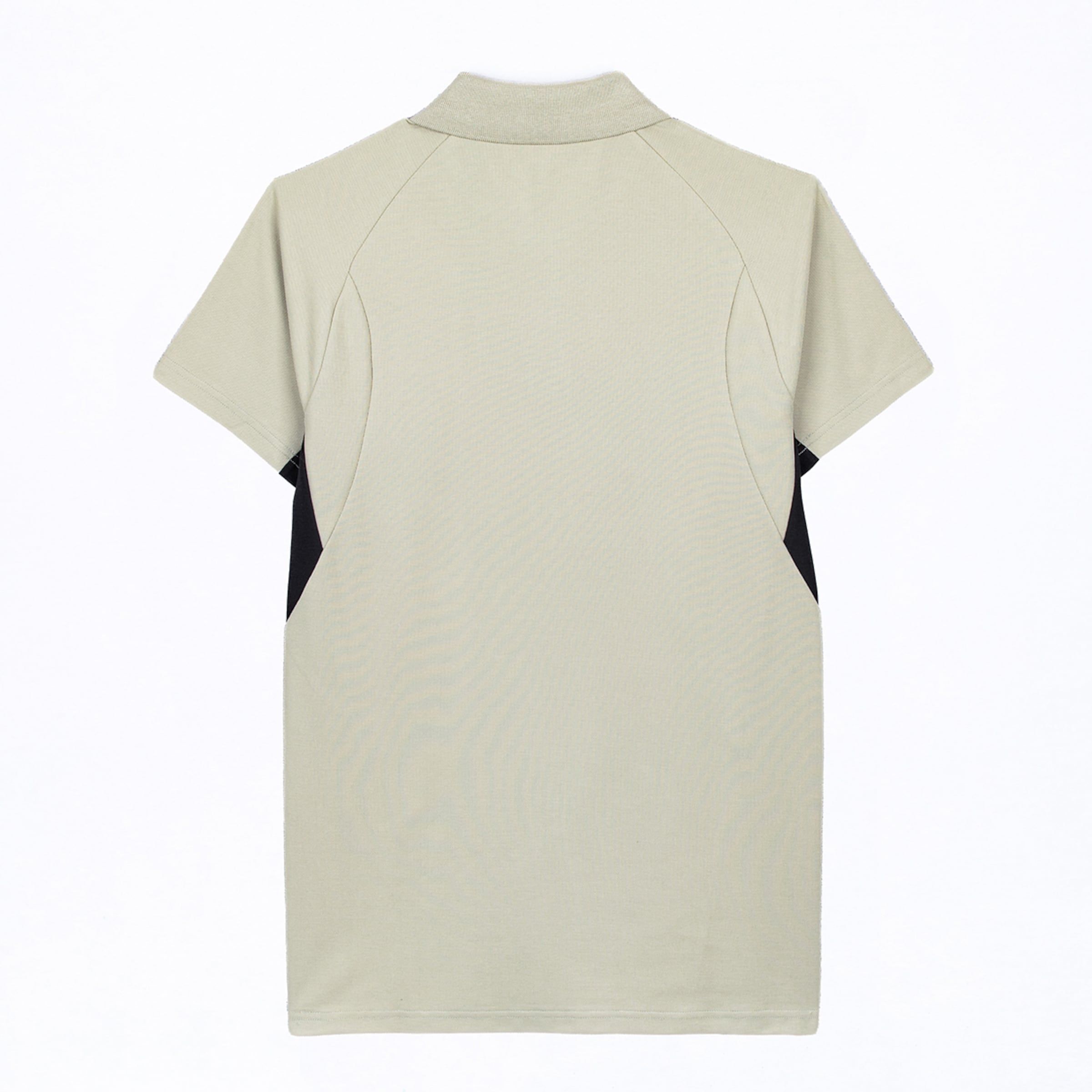 Rückansicht eines cremefarbenen Poloshirts mit kurzen Ärmeln und schwarzen Einsätzen an den Seiten auf weißem Hintergrund. Der Kragen ist gerippt und der Rücken ist glatt.