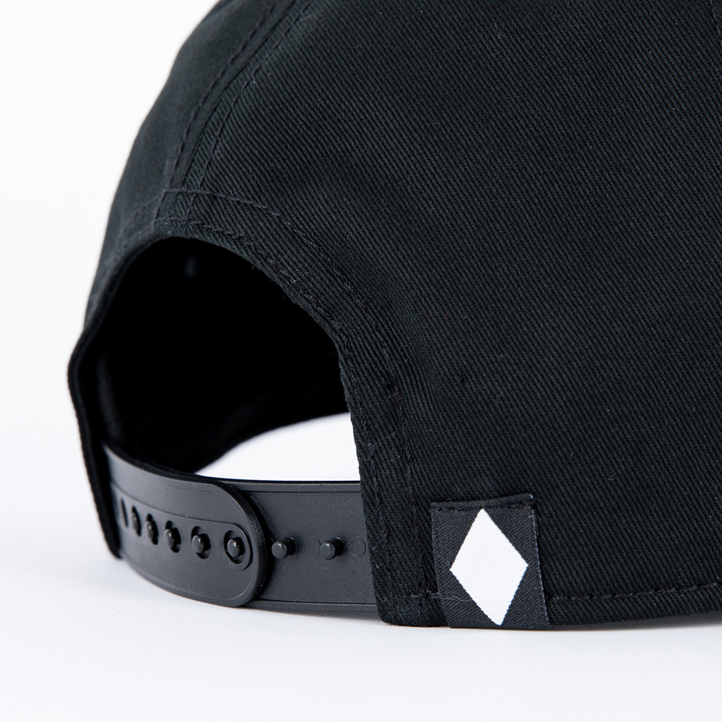 Schwarze Kappe mit verstellbarem Riemen und diamantförmigem Logo.