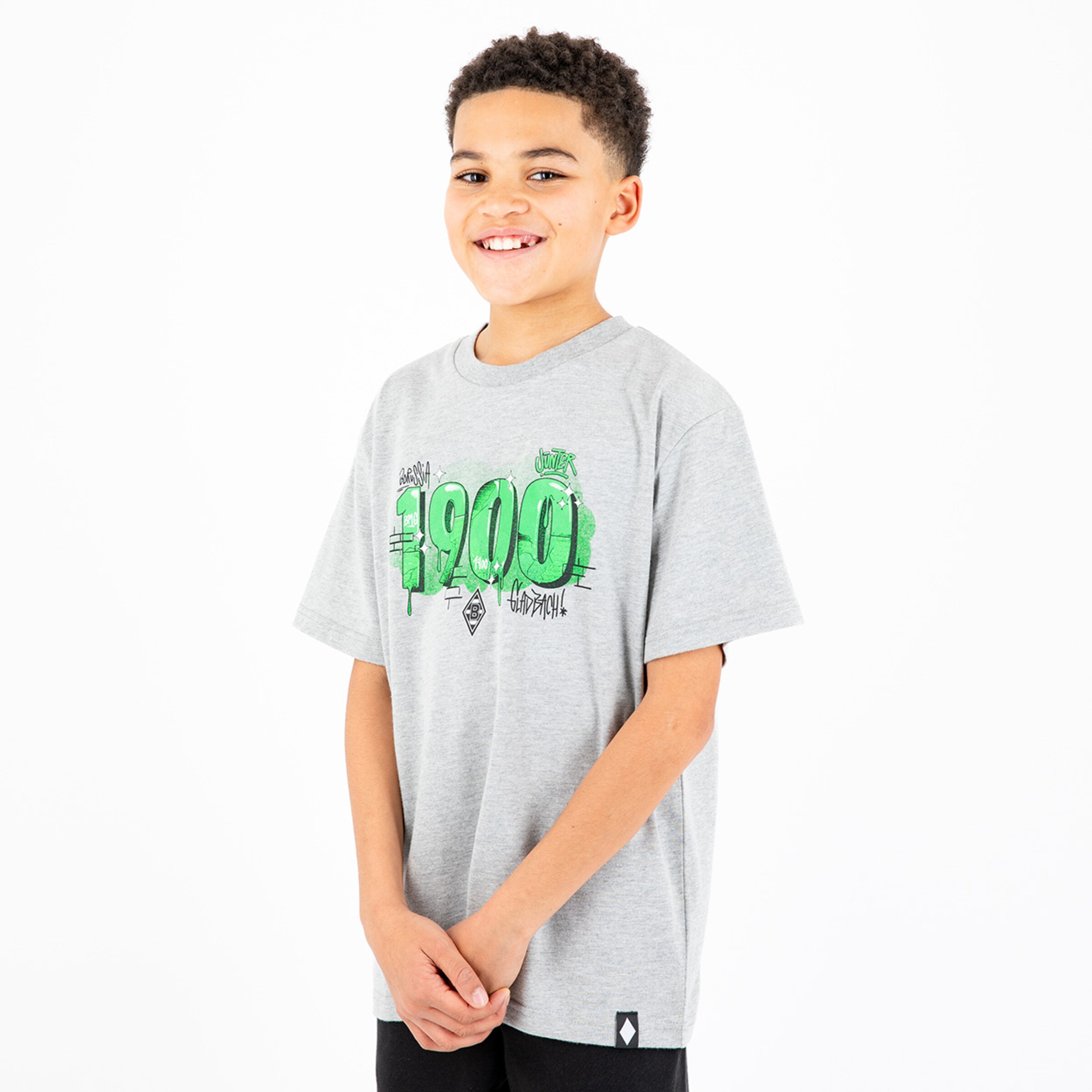 Junge trägt graues T-Shirt mit grünem Aufdruck #1900 Borussia Mönchengladbach.
