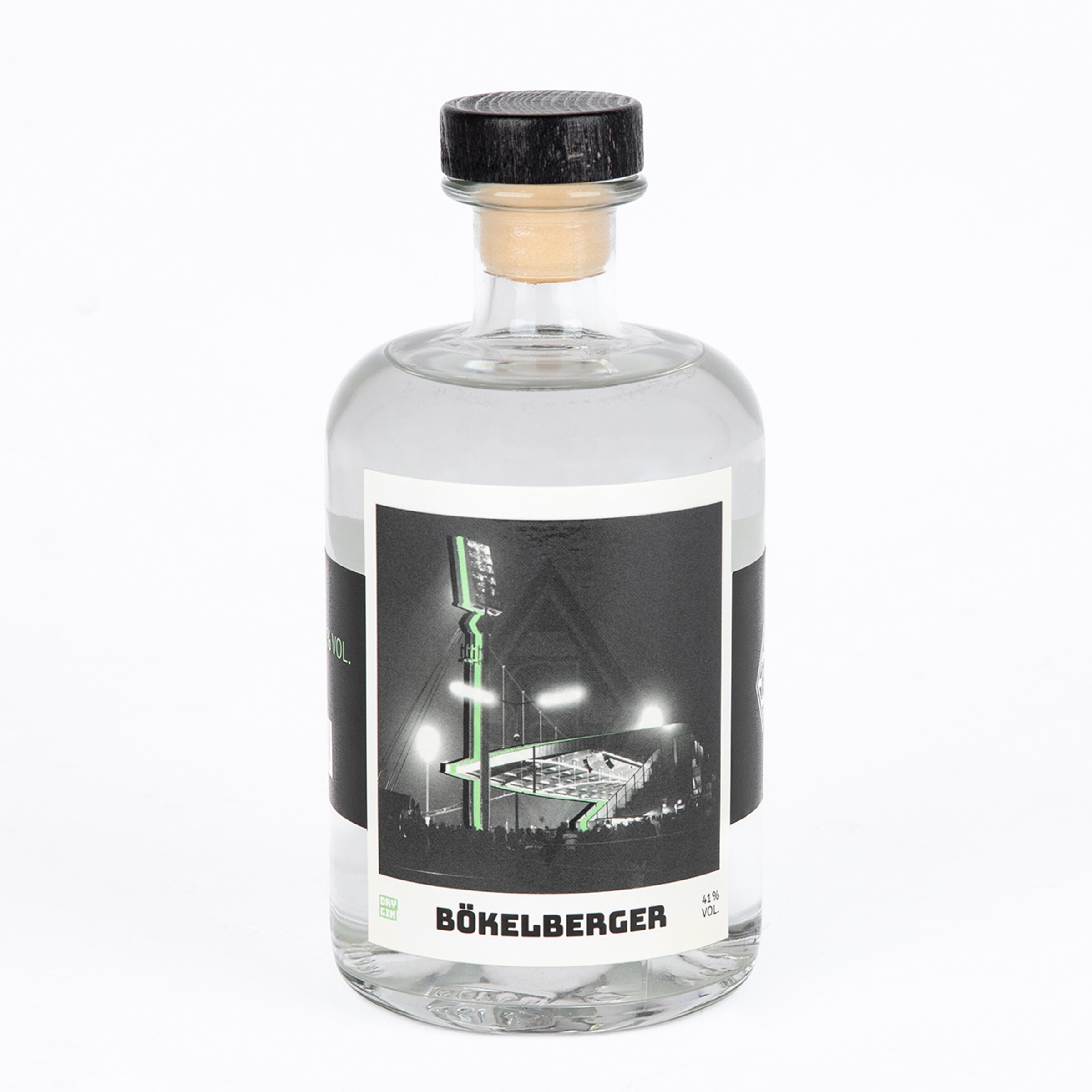 Eine Flasche Bökelberger Dry Gin mit einem schwarz-weißen Stadionmotiv und grünen Akzenten auf dem Etikett vor weißem Hintergrund.