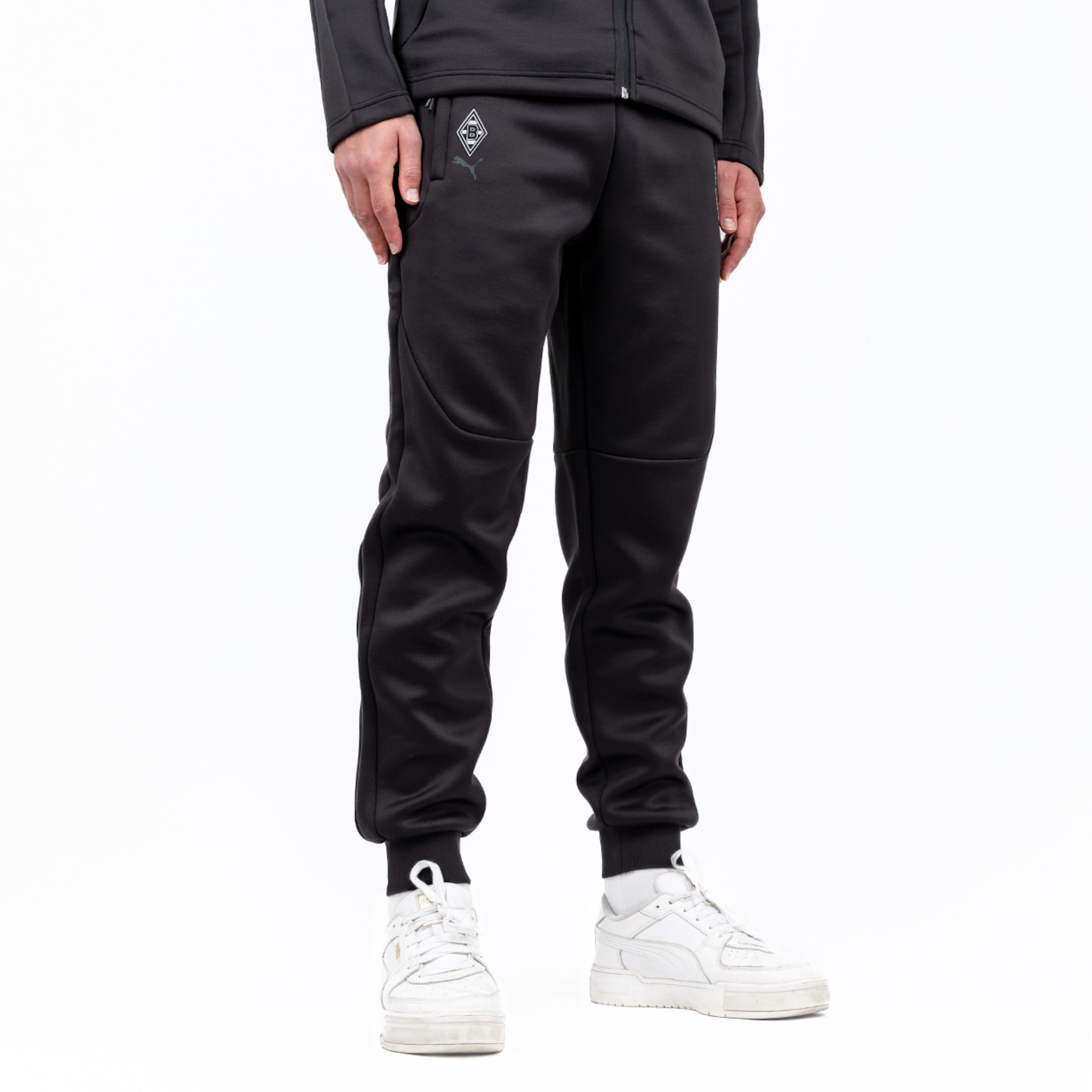 Schwarze Trainingshose mit Bund und Emblem.