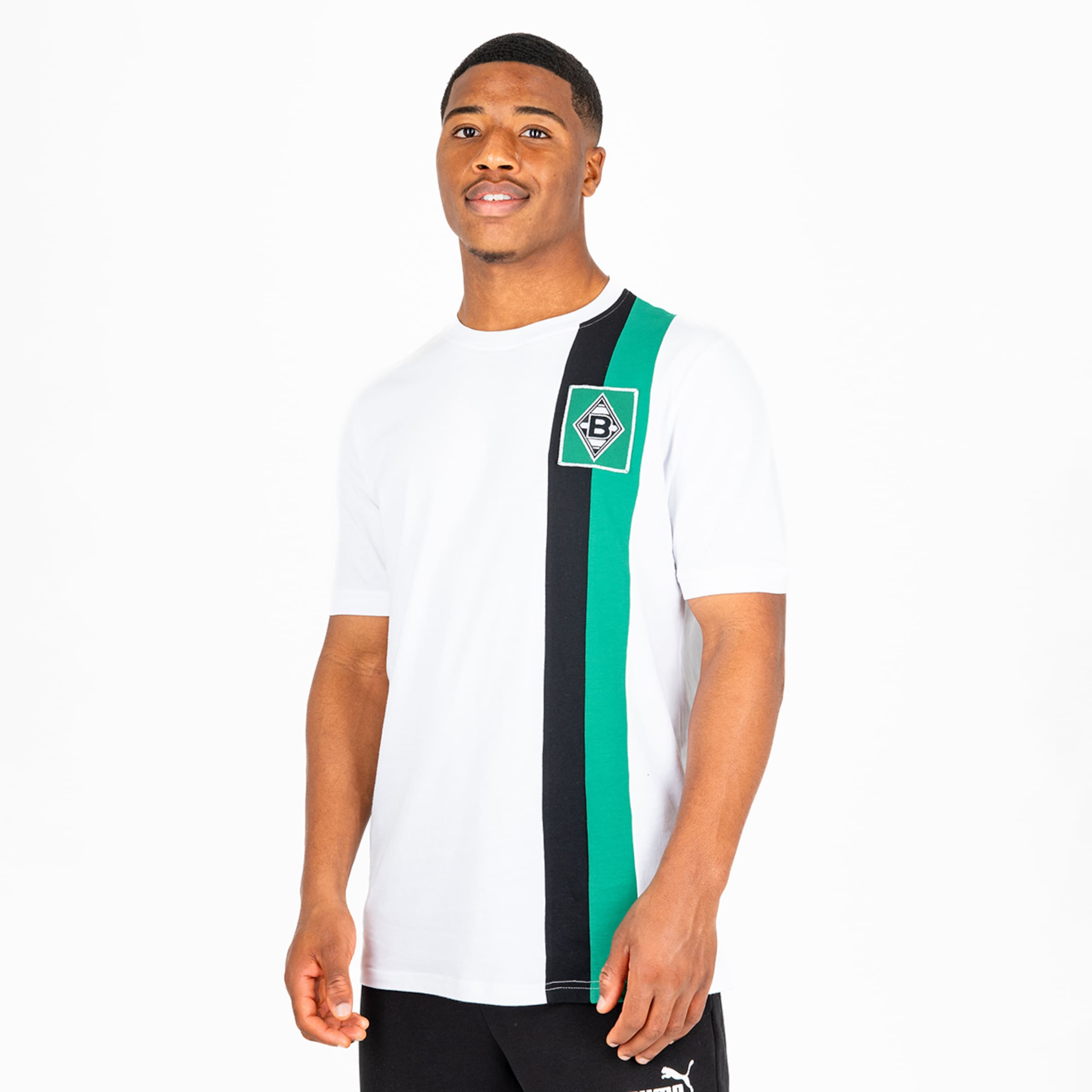 Mann trägt ein Borussia Mönchengladbach T-Shirt in Weiß mit einer vertikalen grünen und schwarzen Linie.