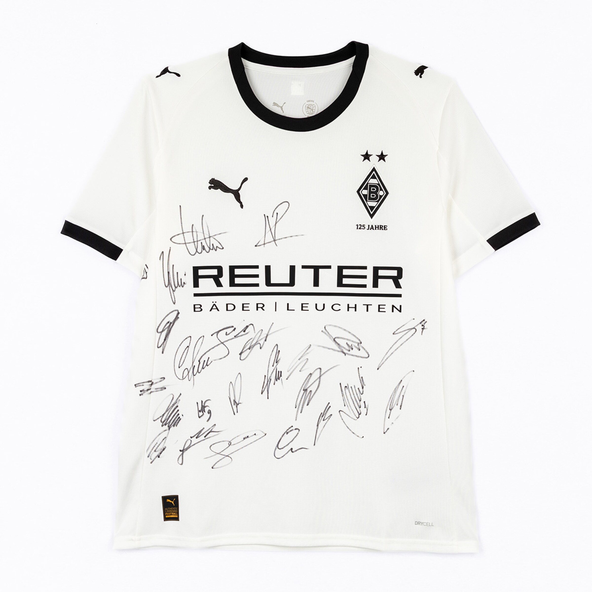Weißes Trikot mit schwarzen Akzenten signiert von Spielern mit Puma-Logo und Borussia Mönchengladbach-Emblem.