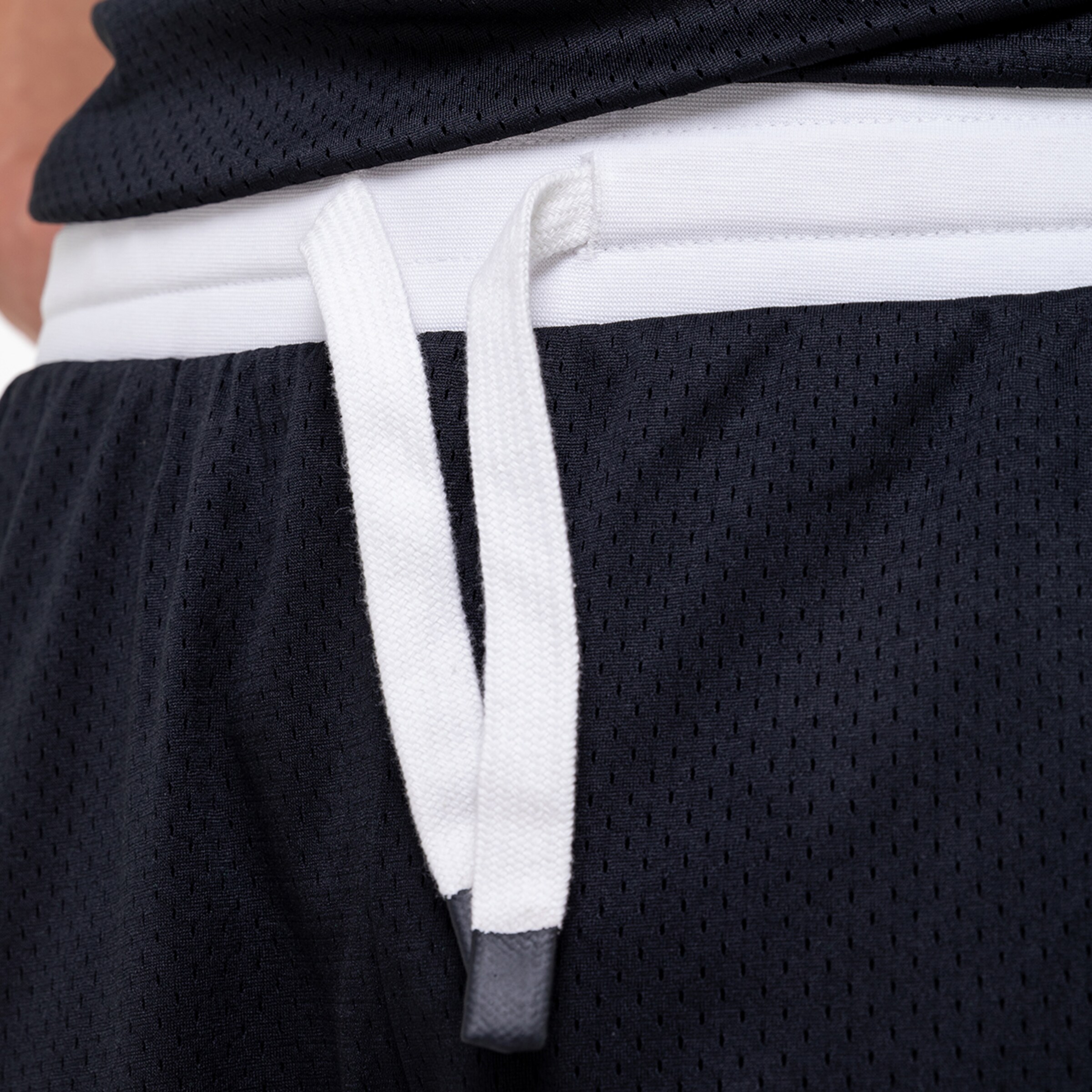 Schwarze Sportshorts mit weißen Kordeln