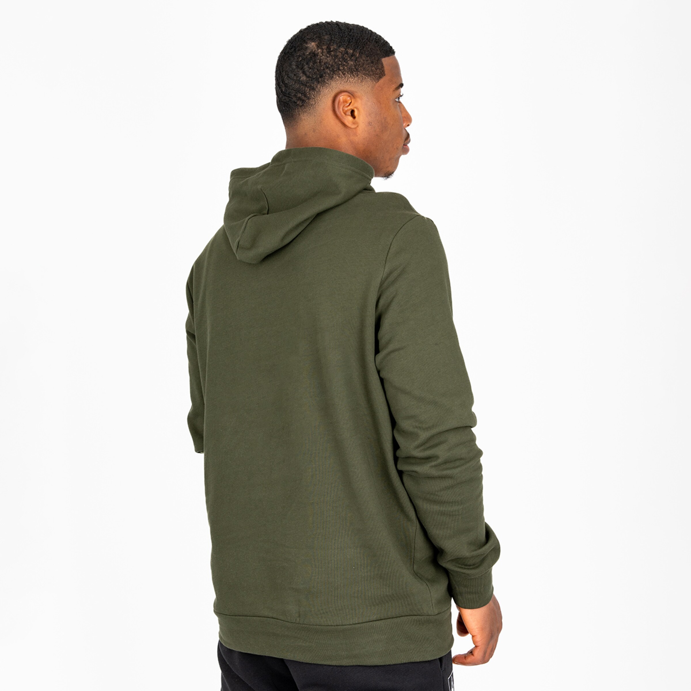 Junge trägt einen olivgrünen Hoodie von hinten mit Kapuze.