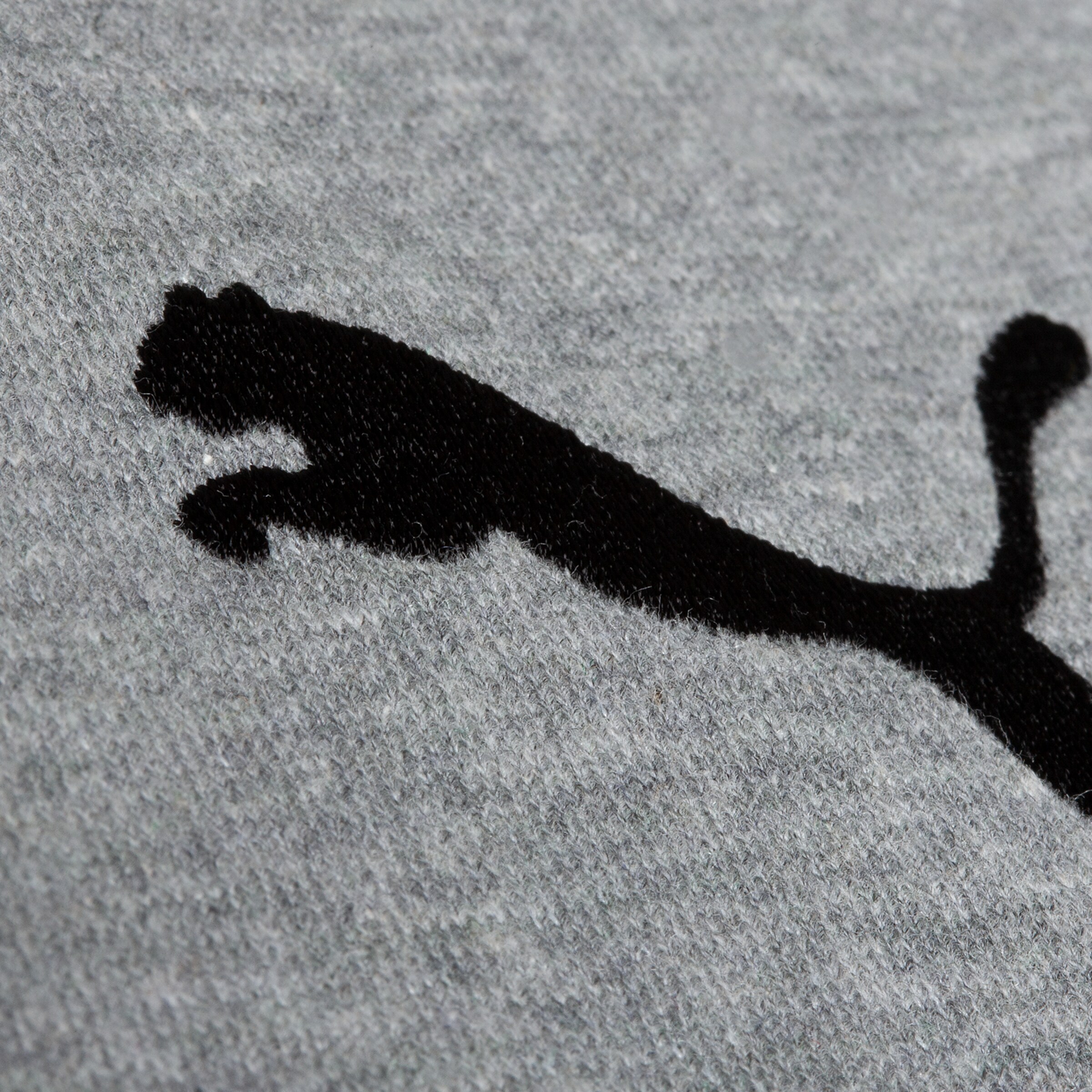 PUMA-Logo in schwarzer Silhouette auf grauem Material.