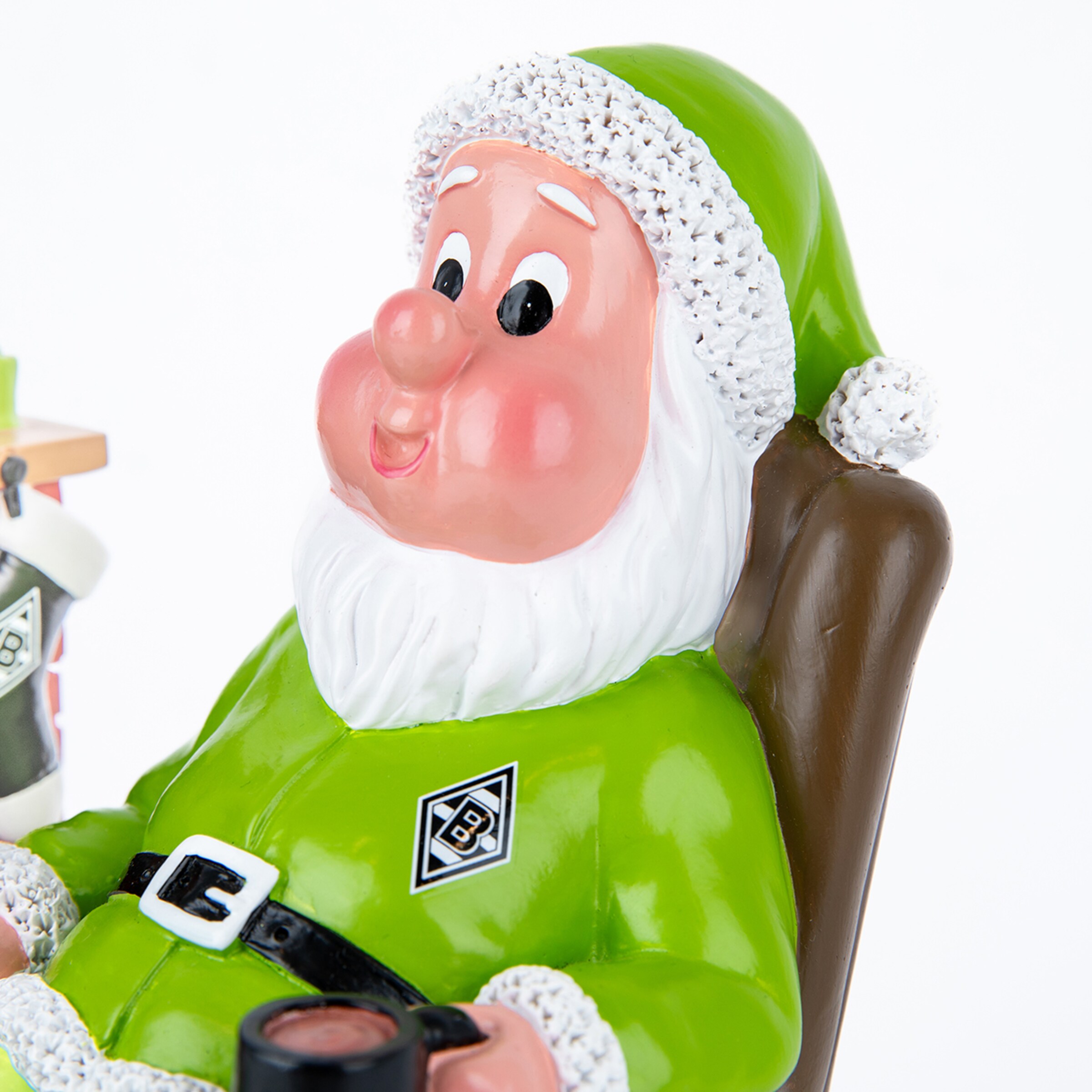 Weihnachtsmann-Figur in grünem Gewand mit Borussia Mönchengladbach Logo, sitzend in einem Sessel mit einer Tasse.