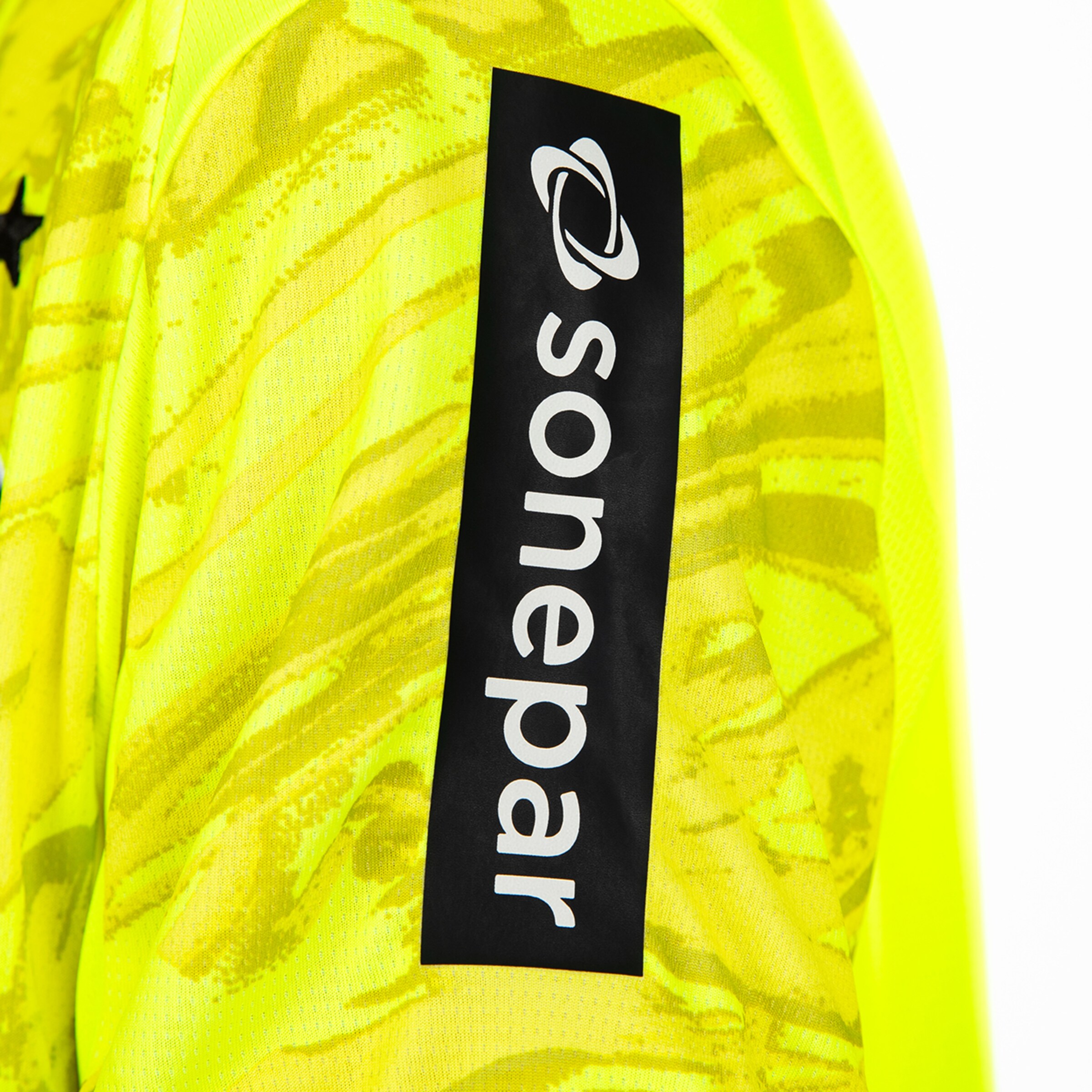 Ärmel eines gelben Trikots mit dem Logo und Namen sonepar auf dem Patch.