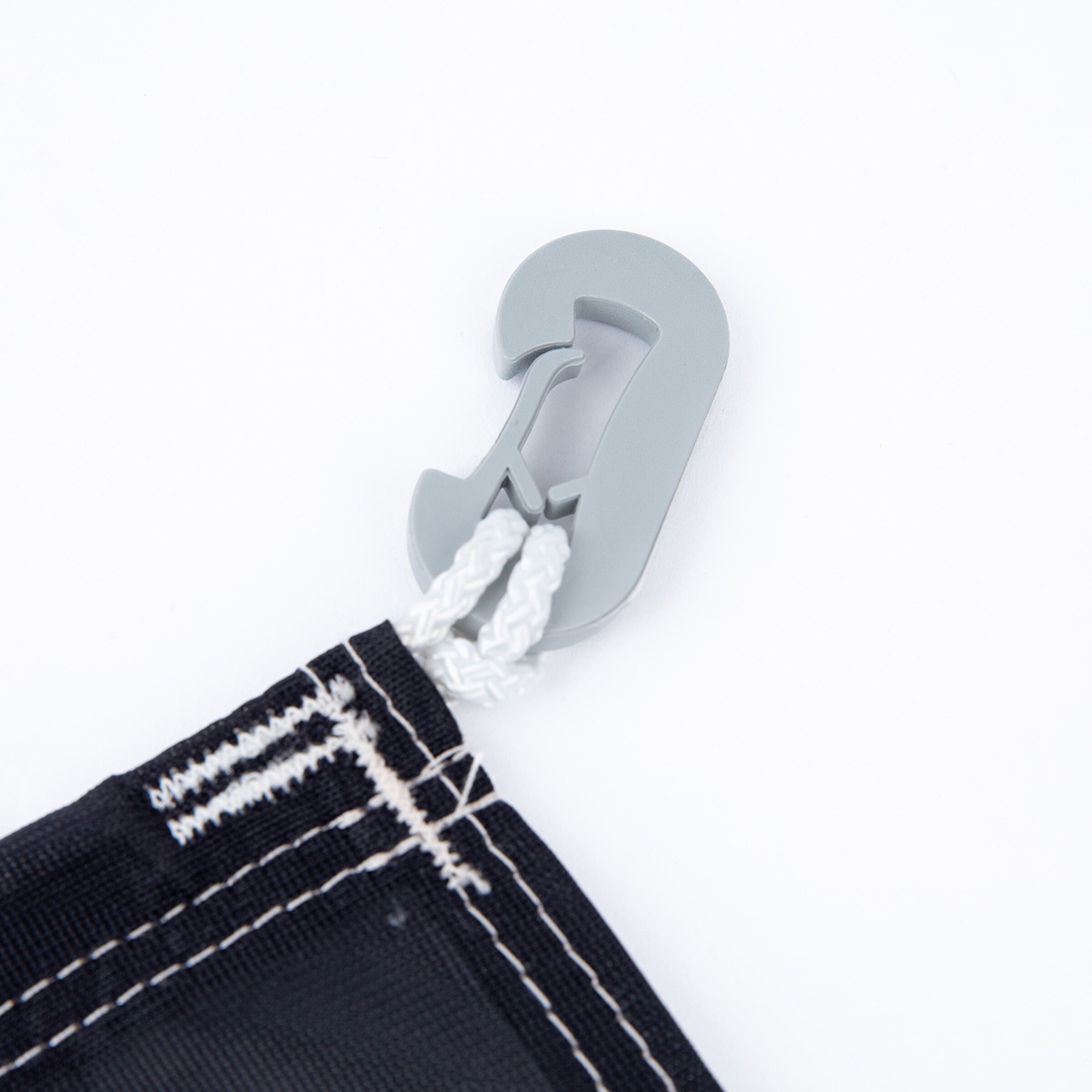 Grauer Kunststoffhaken an einem Band.