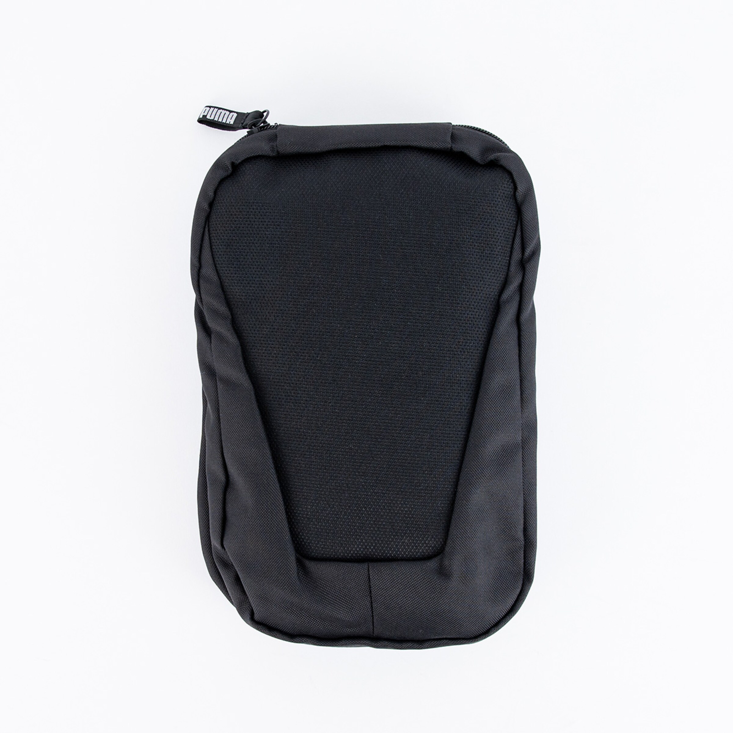 Schwarze tragbare Tasche mit Reißverschluss und strukturierter Oberfläche.