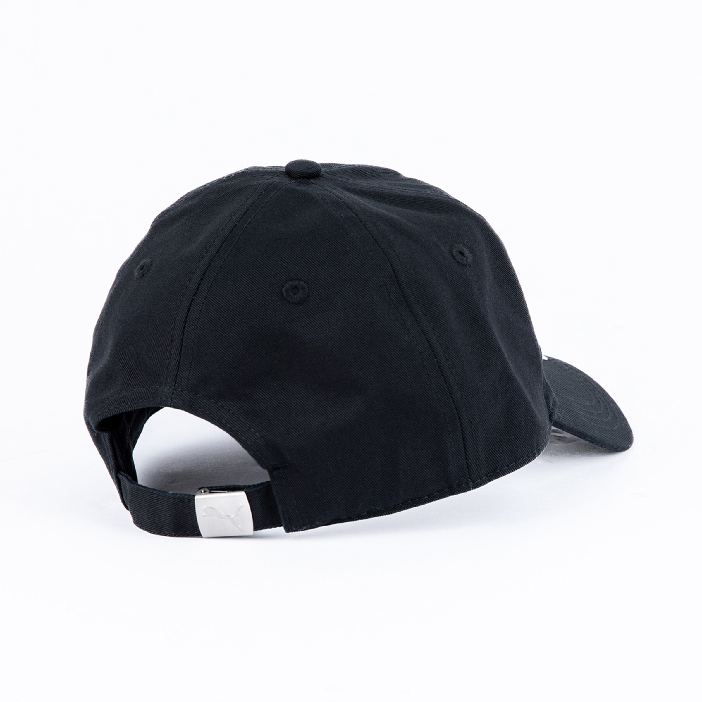 Schwarze Cap von Puma mit verstellbarem Riemen auf der Rückseite.