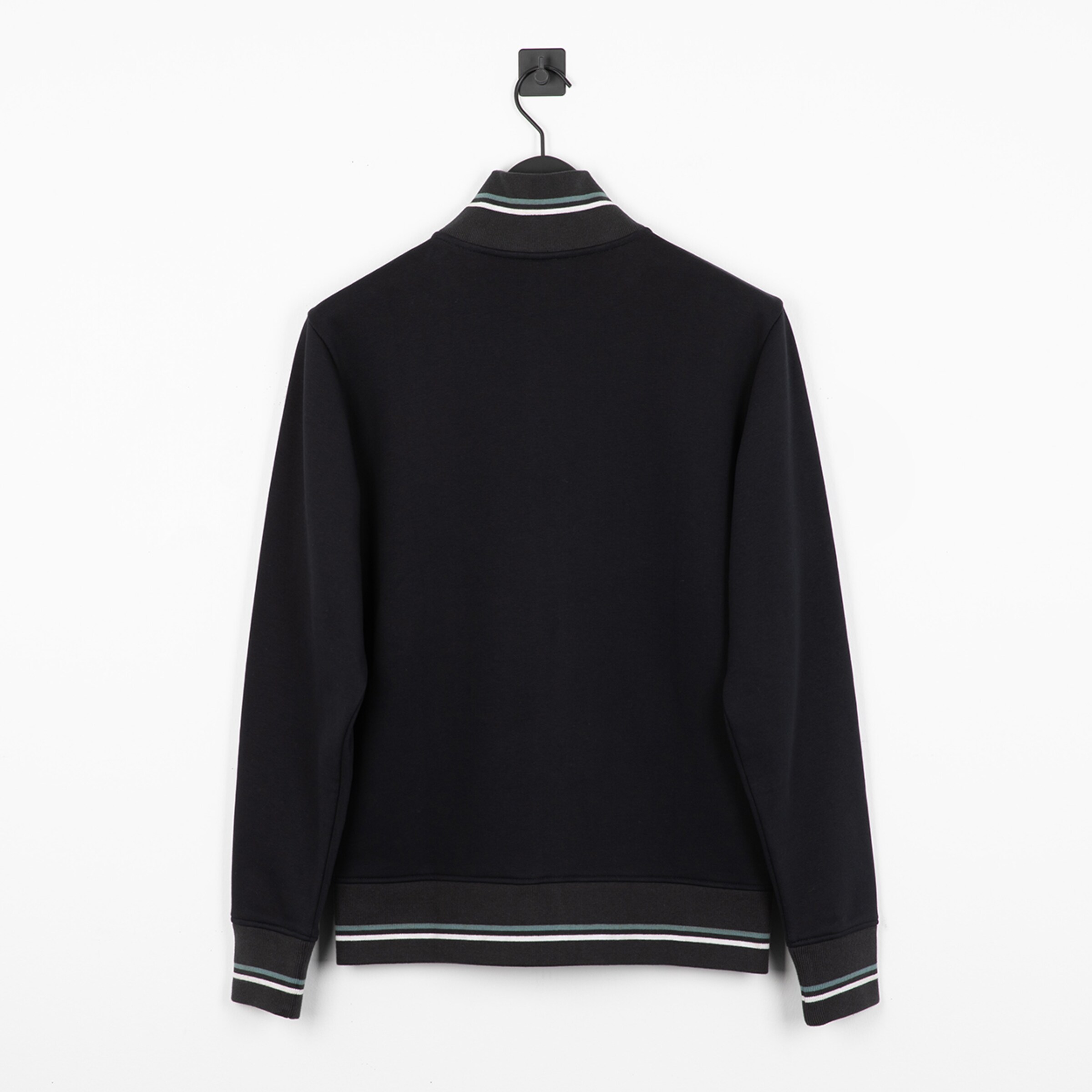 Rückansicht eines schwarzen Poloshirts mit weißen und blauen Streifen am Kragen.