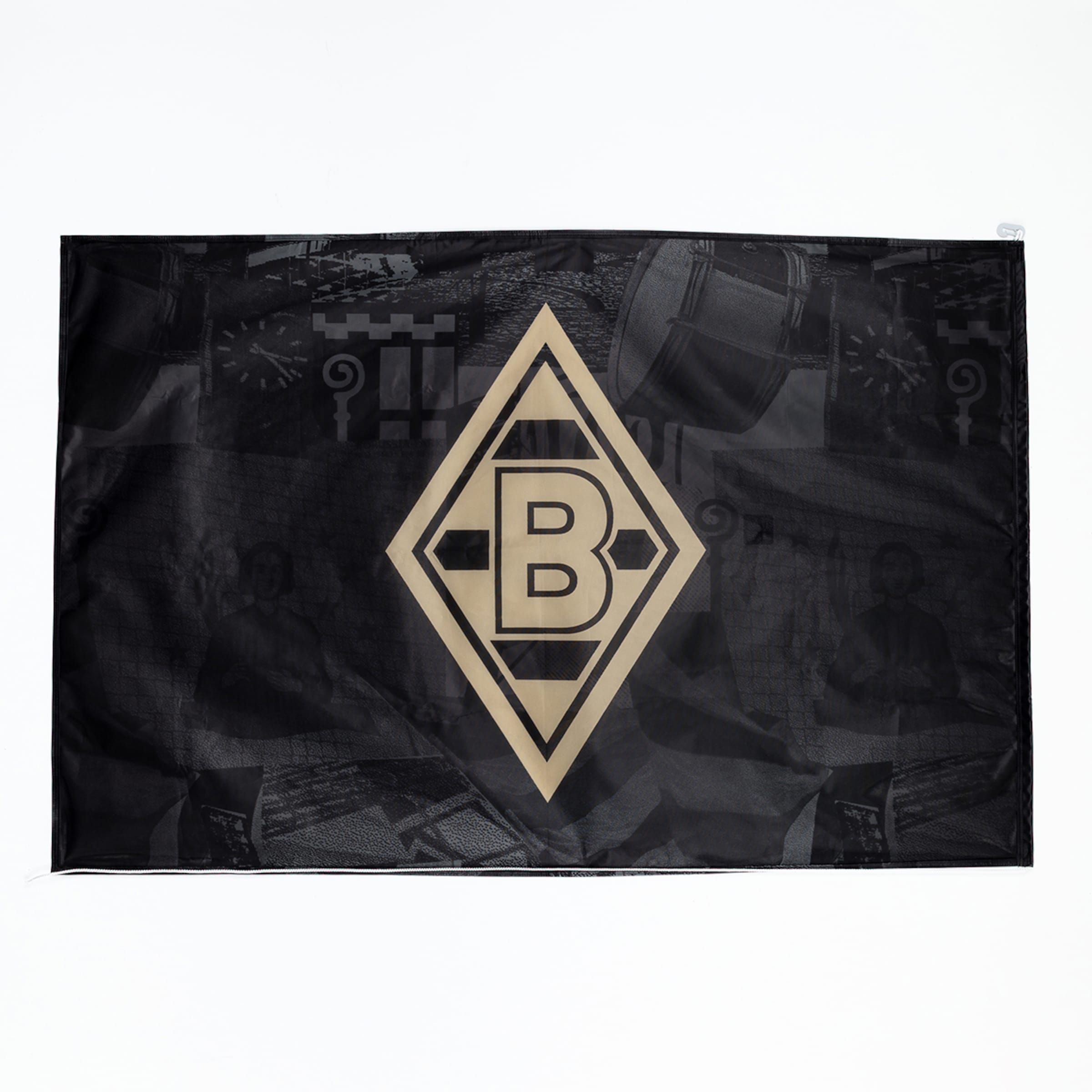 Schwarze Flagge mit goldener Borussia Mönchengladbach-Raute und zentralem „B“ vor einem dezent gemusterten Hintergrund.
