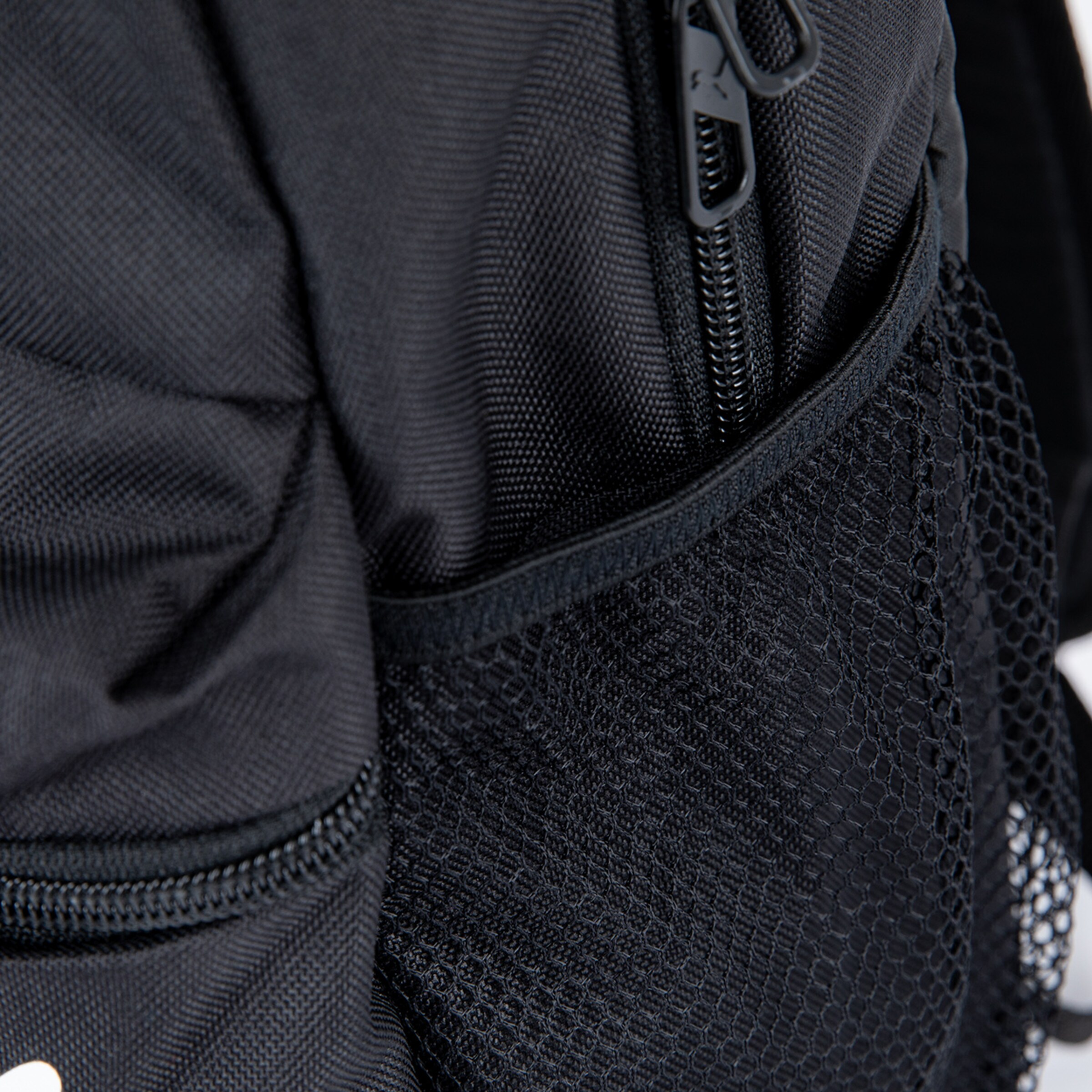 Schwarzer Rucksack mit Netztasche und Reißverschluss.