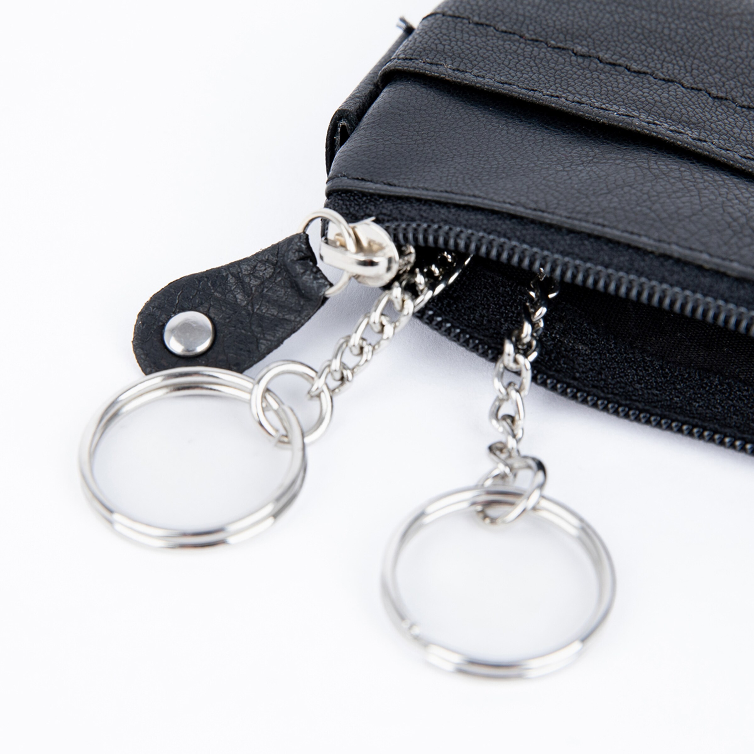 Schwarze Geldbörse mit Reißverschluss und zwei Schlüsselringen.