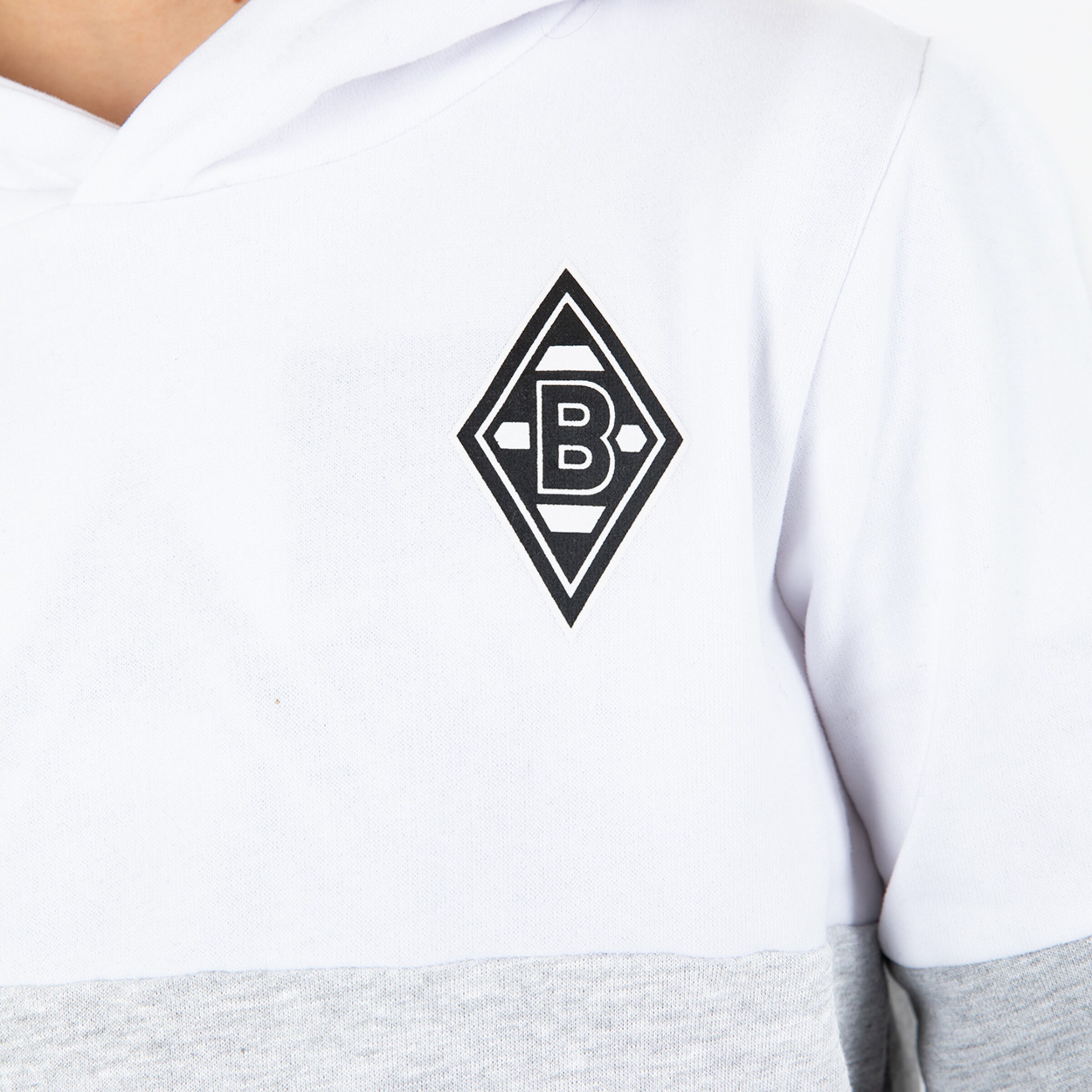 Weißes Sweatshirt mit grauen Ärmeln und Borussia Mönchengladbach-Logo.