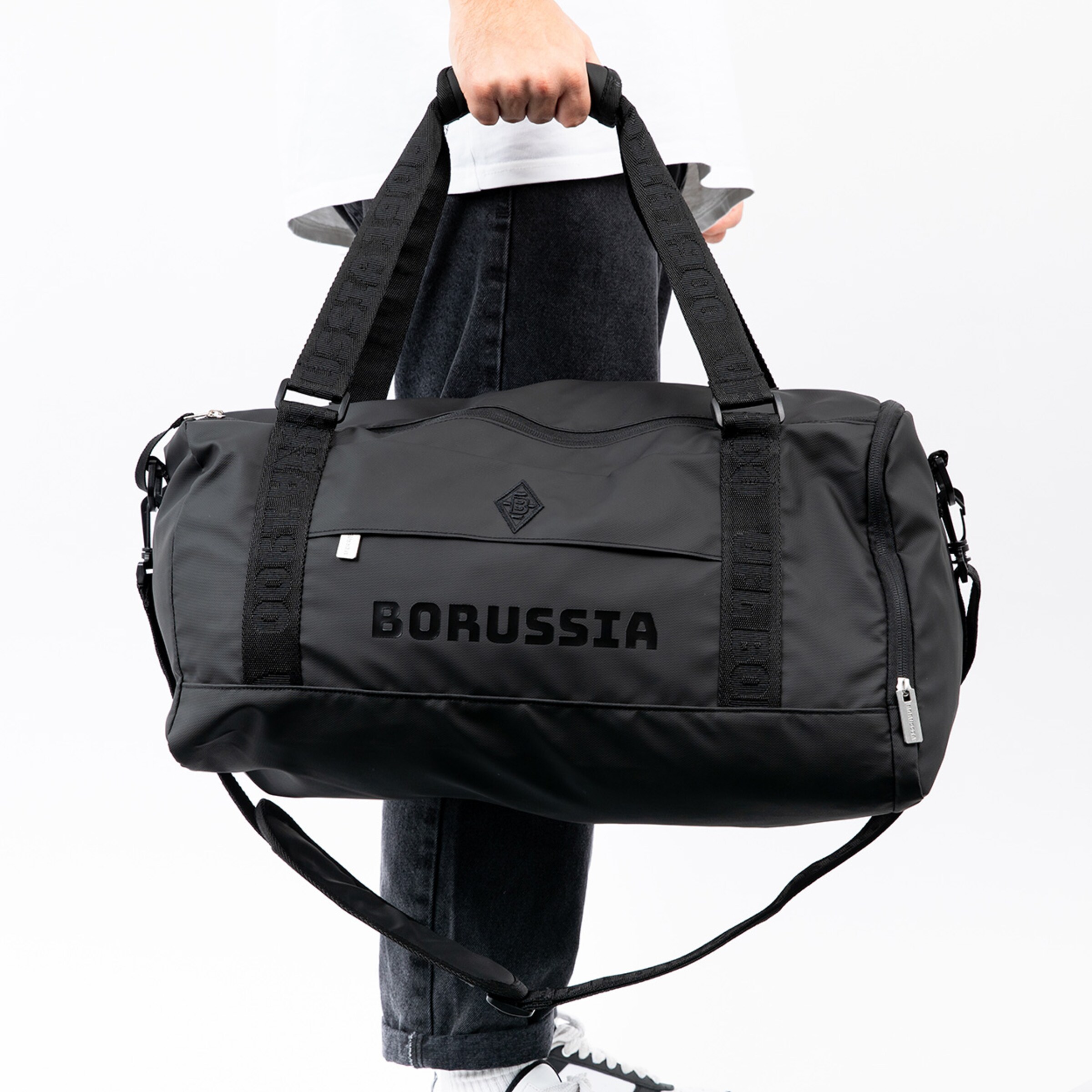 Schwarze Sporttasche mit Aufdruck BORUSSIA in Großbuchstaben.
