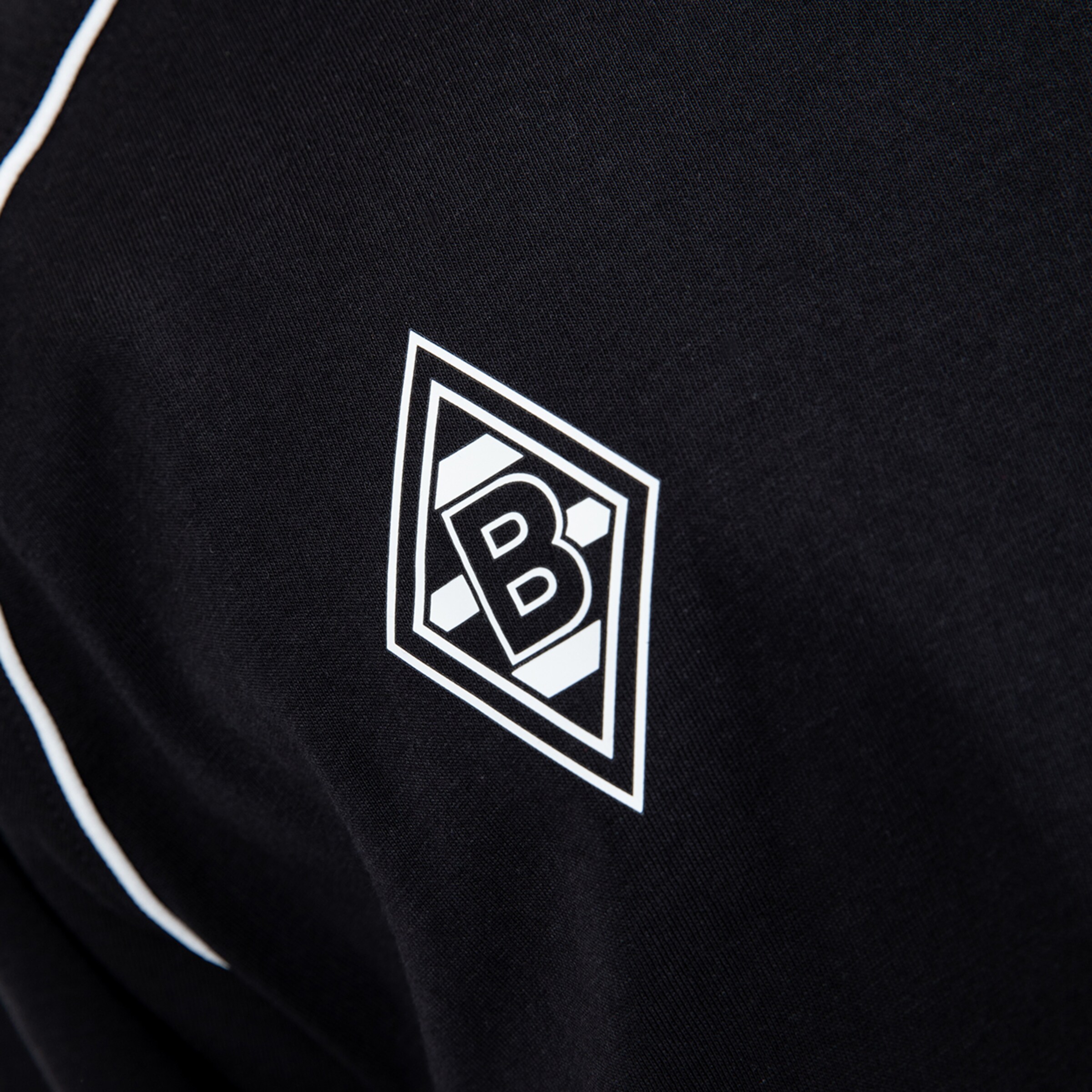 Logo von Borussia Mönchengladbach auf schwarzem Trikot
