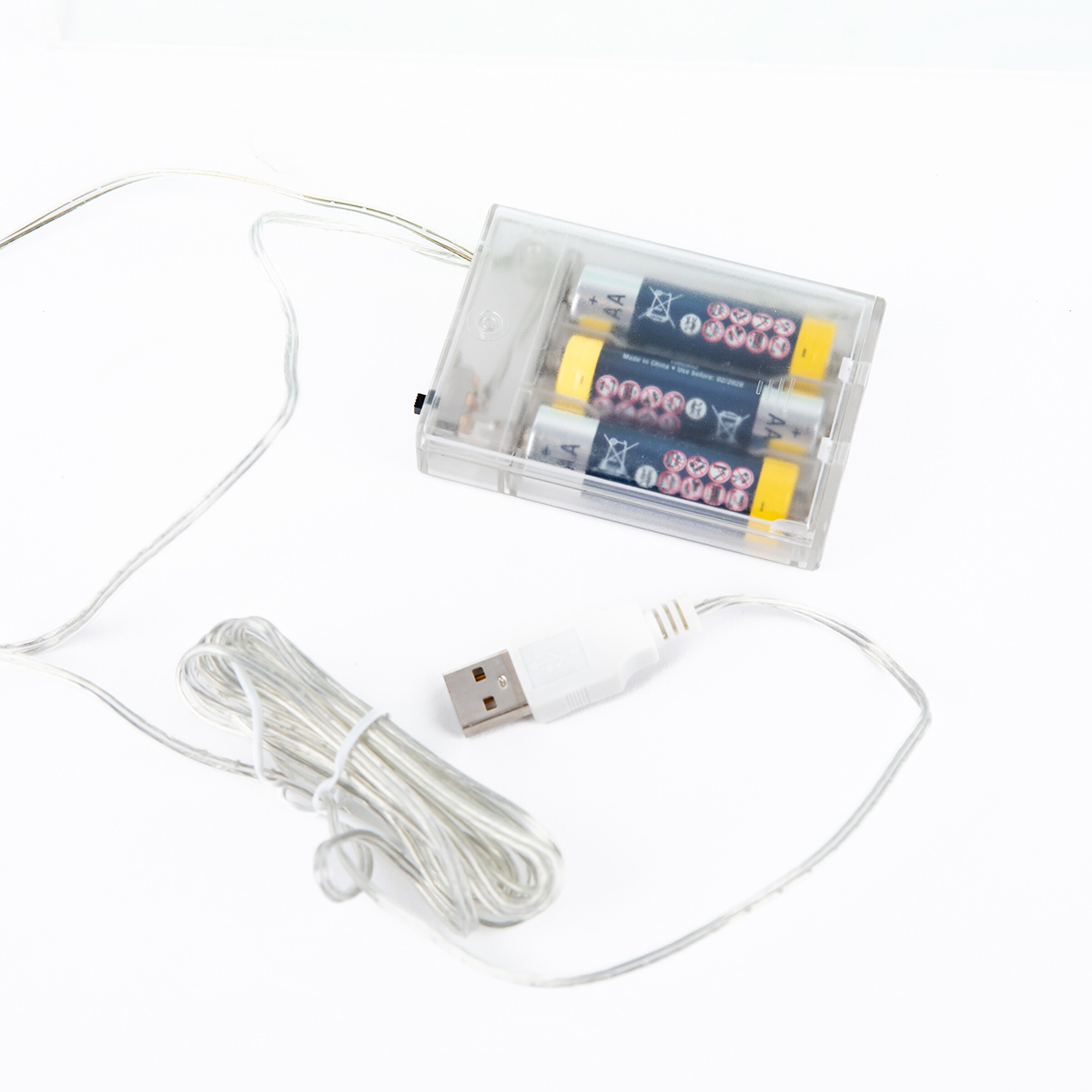 USB-Batteriefach mit zwei AA-Batterien und verziertem Kabel.