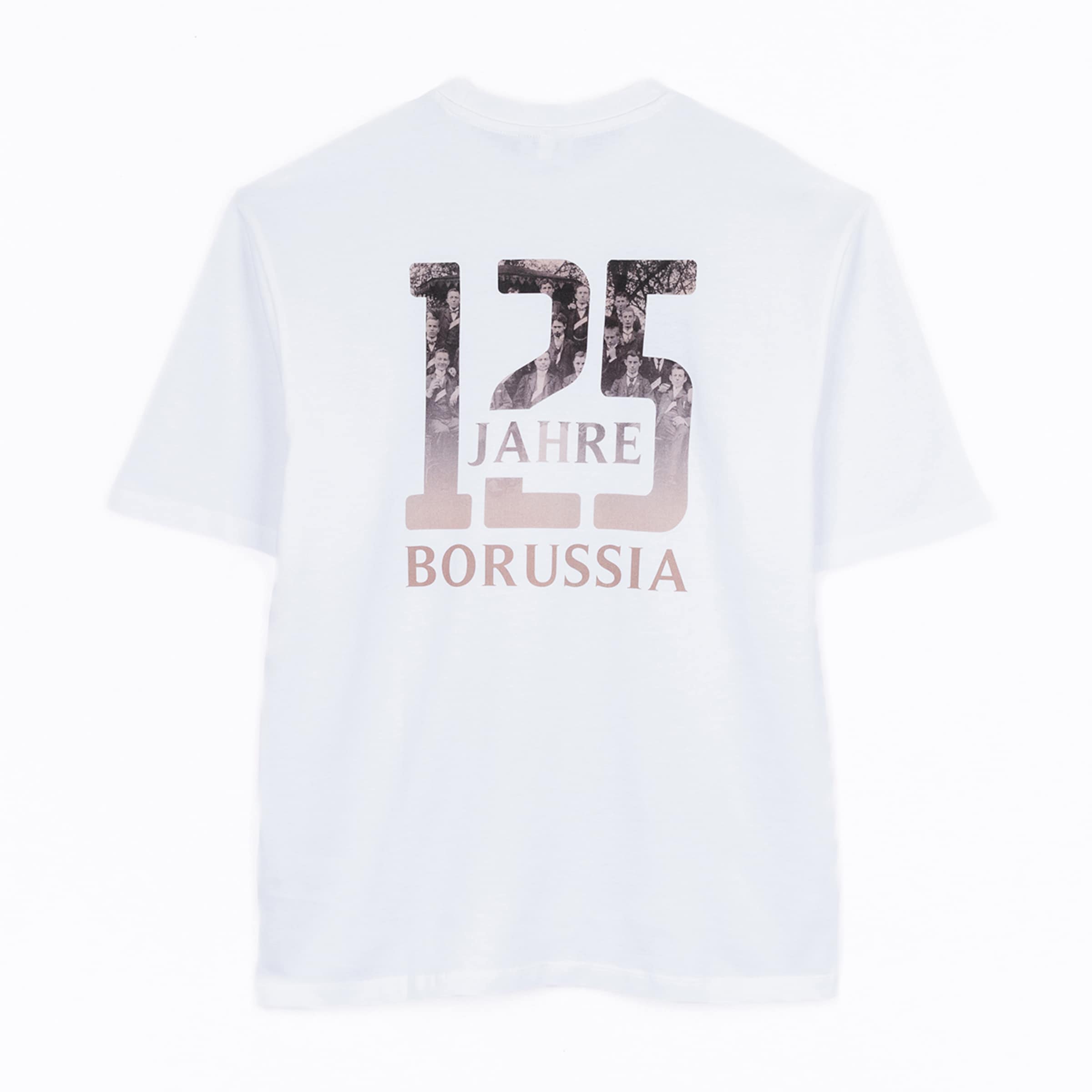Weißes T-Shirt mit dem Aufdruck „125 JAHRE BORUSSIA“. Die große Zahl 125 ist mit einem historischen Gruppenfoto in Sepia-Tönen gefüllt.