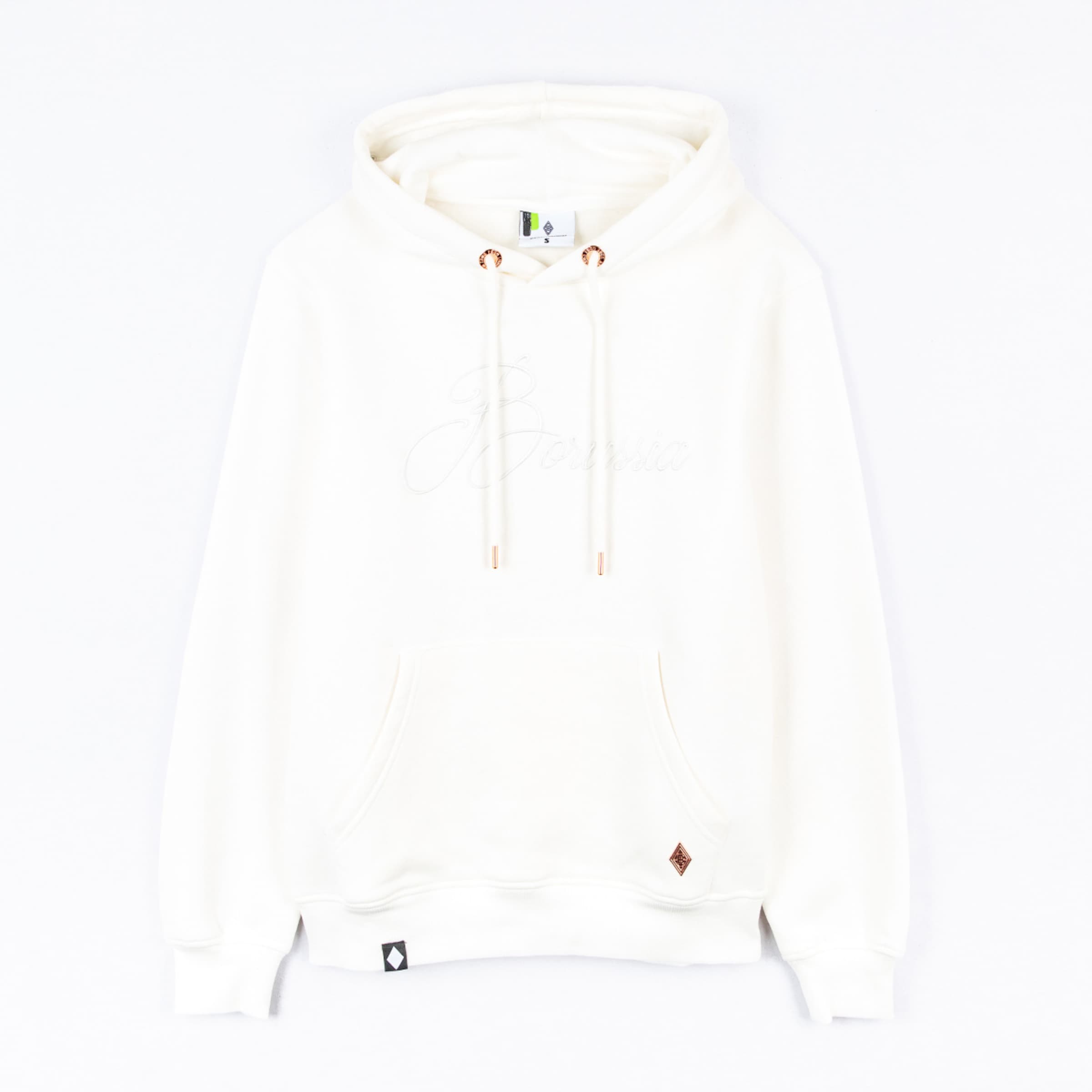 Cremeweißer Hoodie mit dezenter „Borussia“-Stickerei, Kängurutasche und kupferfarbenen Details an den Kordelzügen vor weißem Hintergrund.