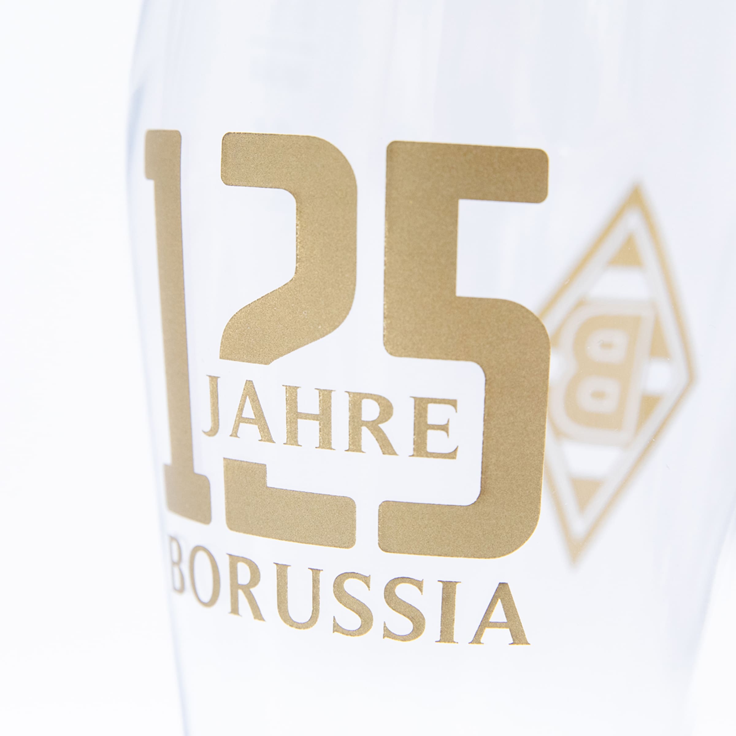 Glas mit goldenem Aufdruck „125 JAHRE BORUSSIA“ und dem Vereinslogo von Borussia Mönchengladbach zum 125. Jubiläum.