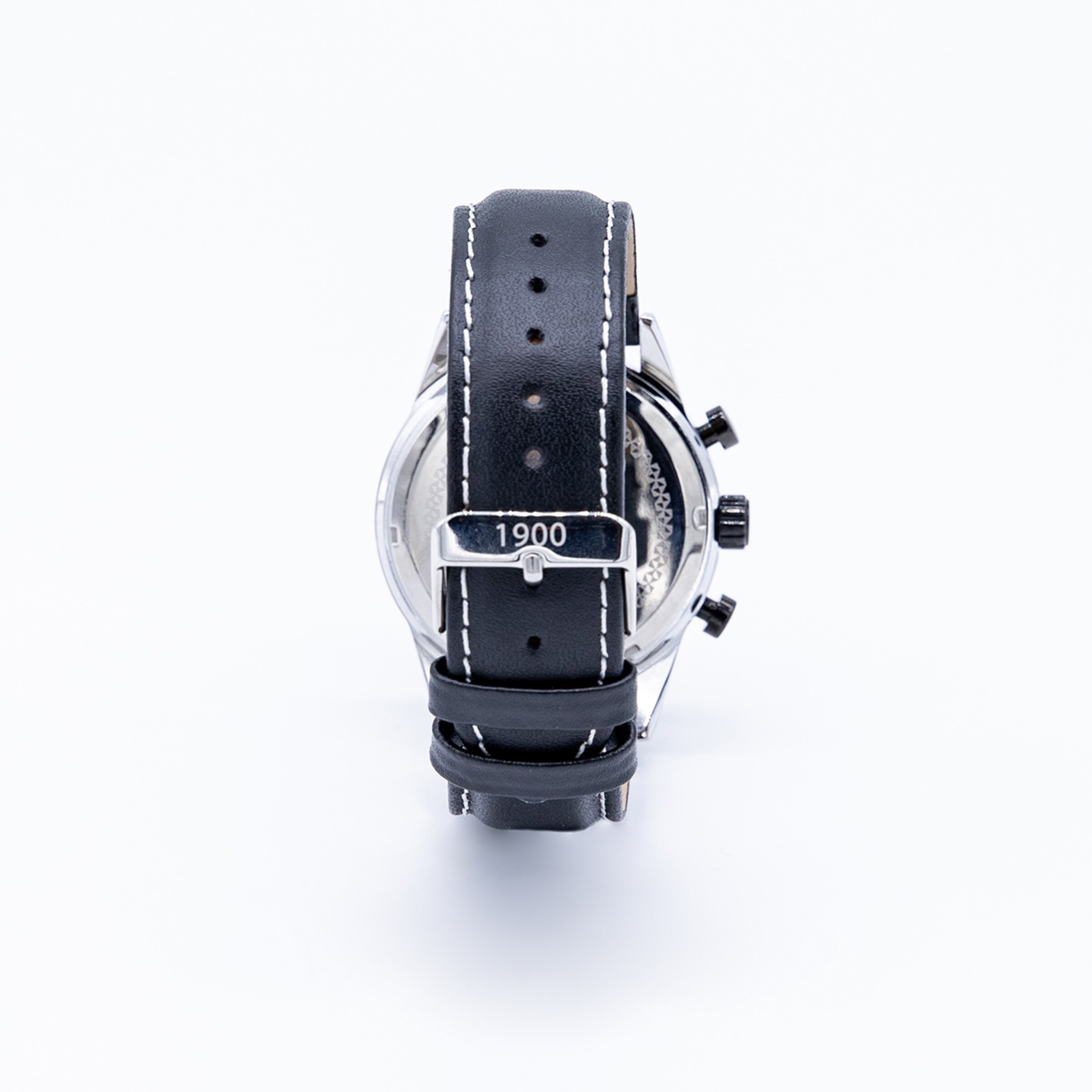 Uhr mit schwarzem Lederarmband und chronographischen Funktionen.