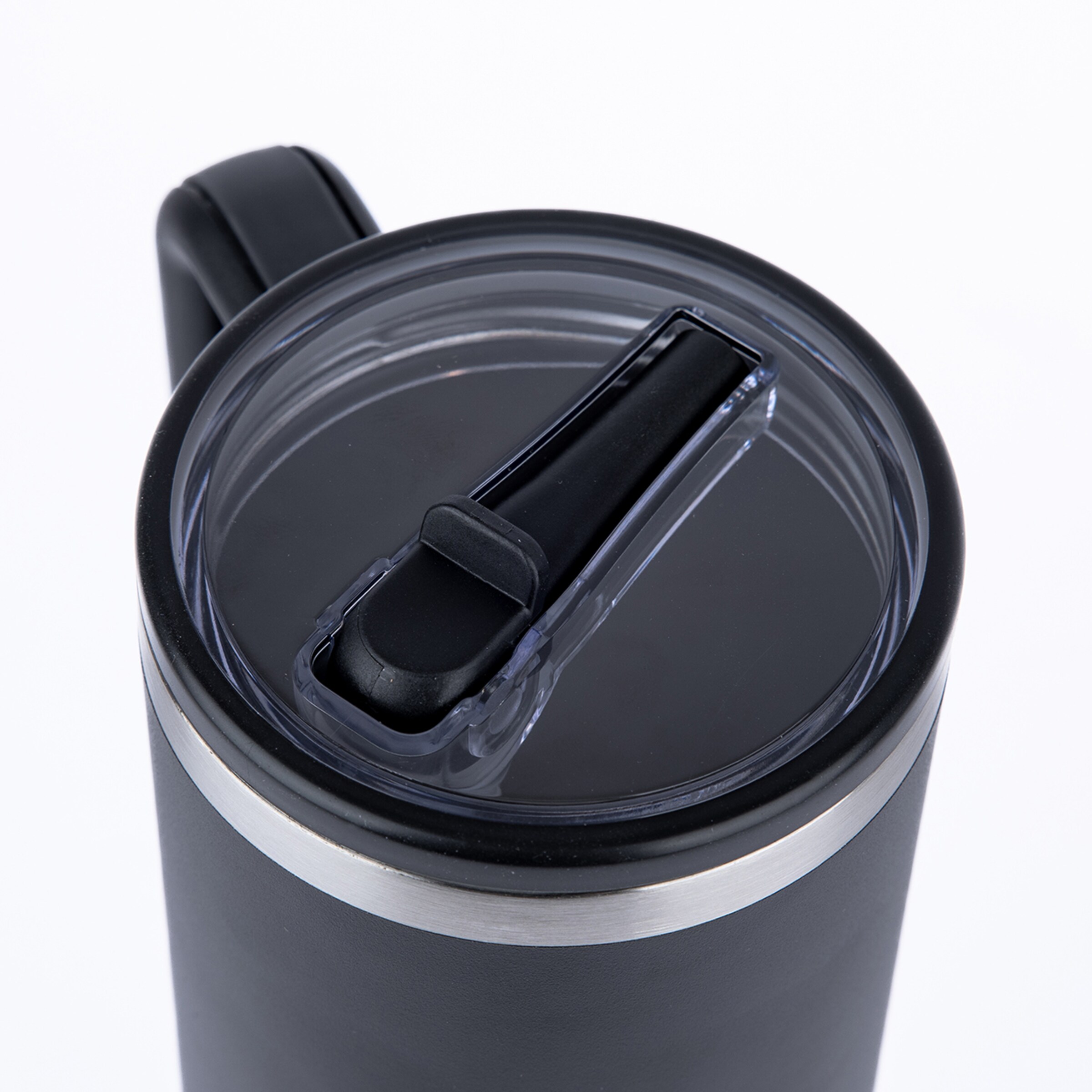 Draufsicht auf einen schwarzen Thermobecher mit klarem Kunststoffdeckel, schwarzem Schiebeverschluss und sichtbarem Griff.