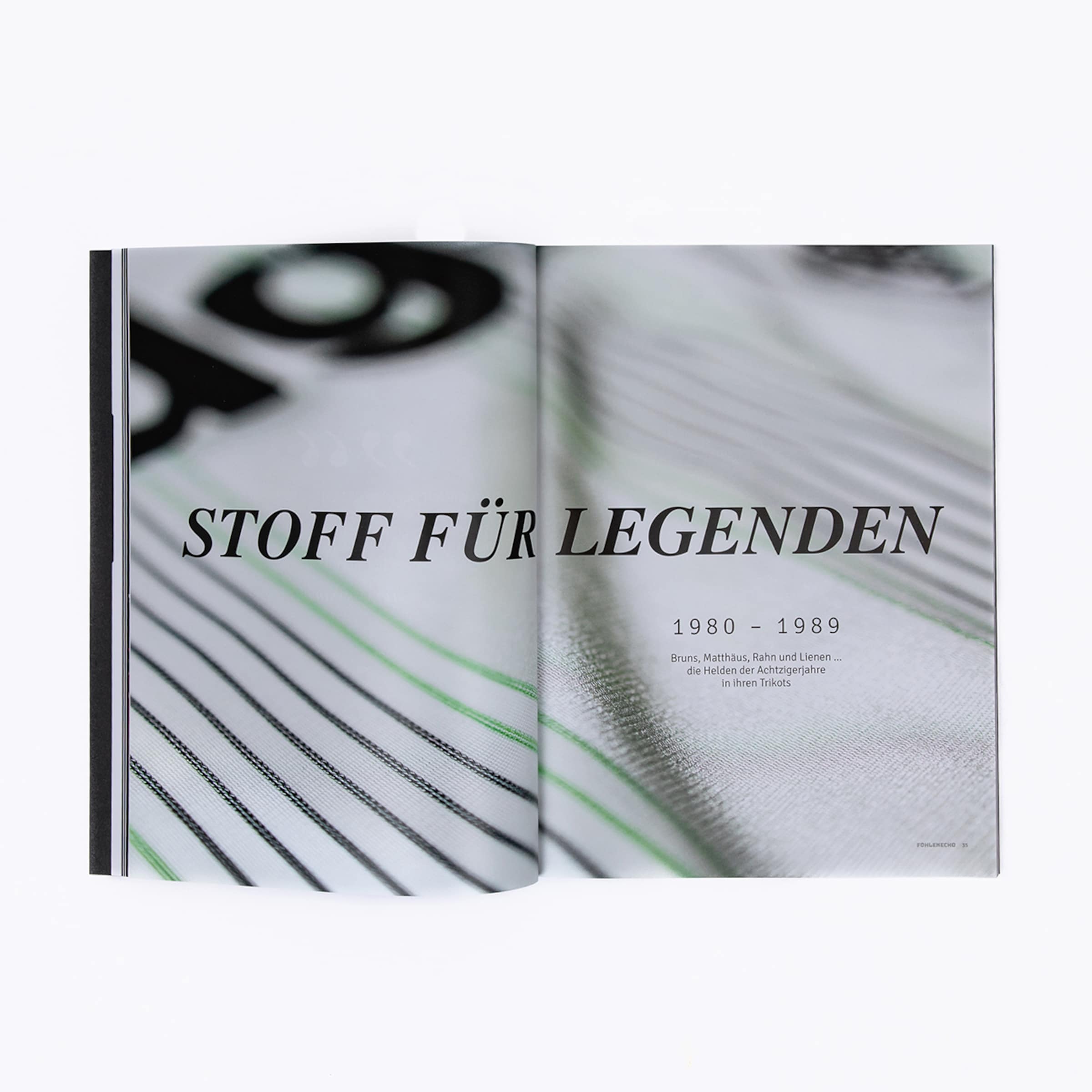 Magazin-Doppelseite mit Titel „STOFF FÜR LEGENDEN“ und „1980-1989“ auf einer Nahaufnahme eines gestreiften Fußballtrikots.