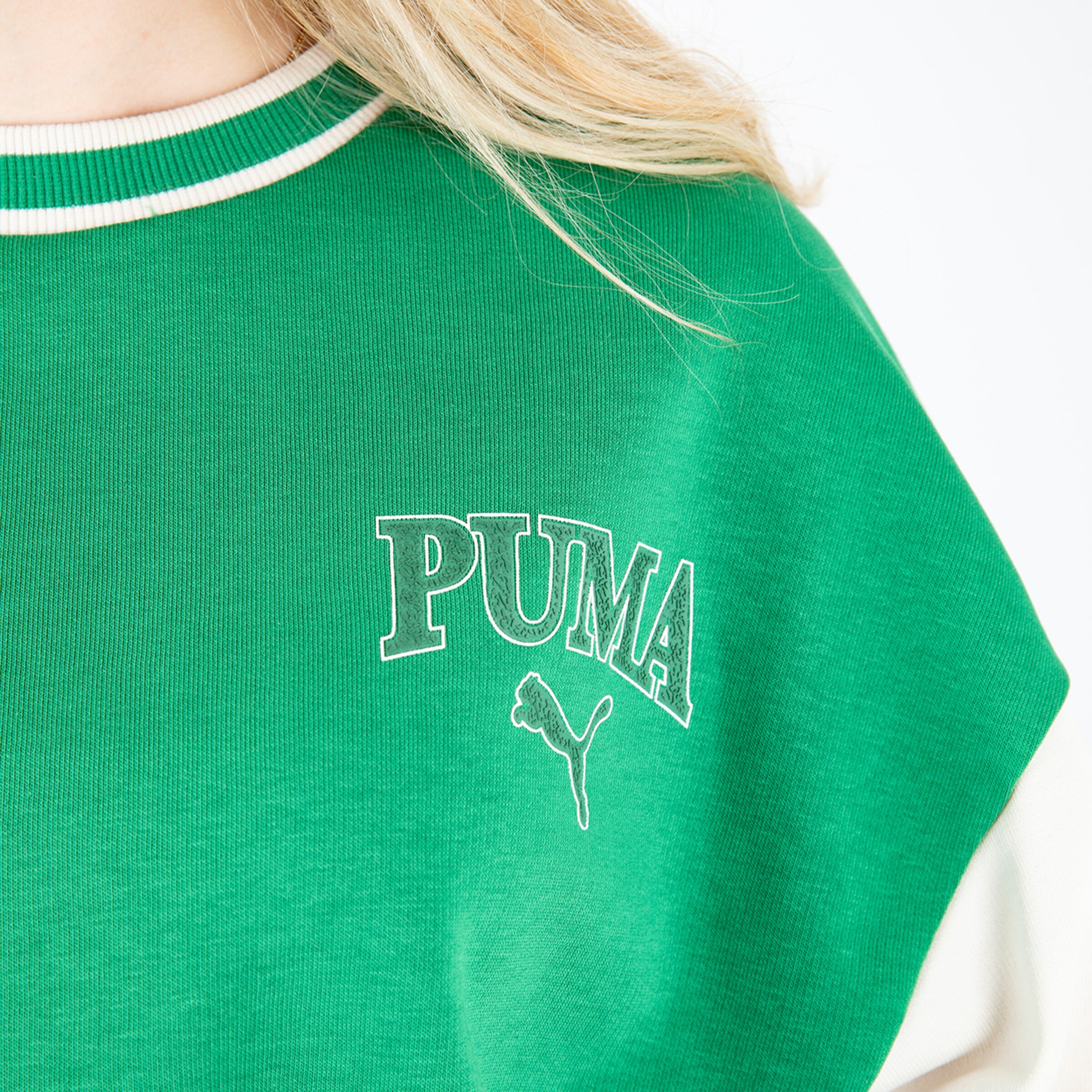 Grünes T-Shirt mit PUMA-Logo auf der Brust.
