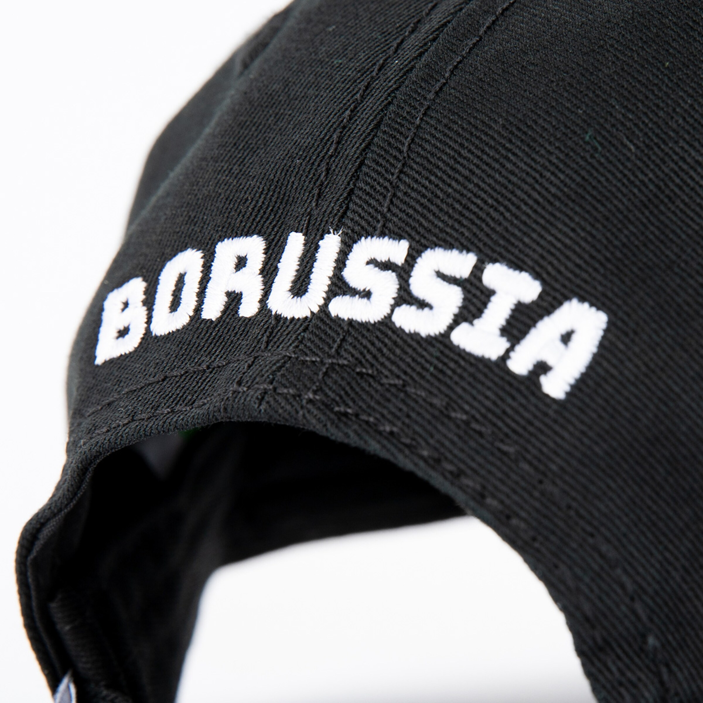Schwarze Kappe mit dem Schriftzug ‘BORUSSIA’ in Weiß.
