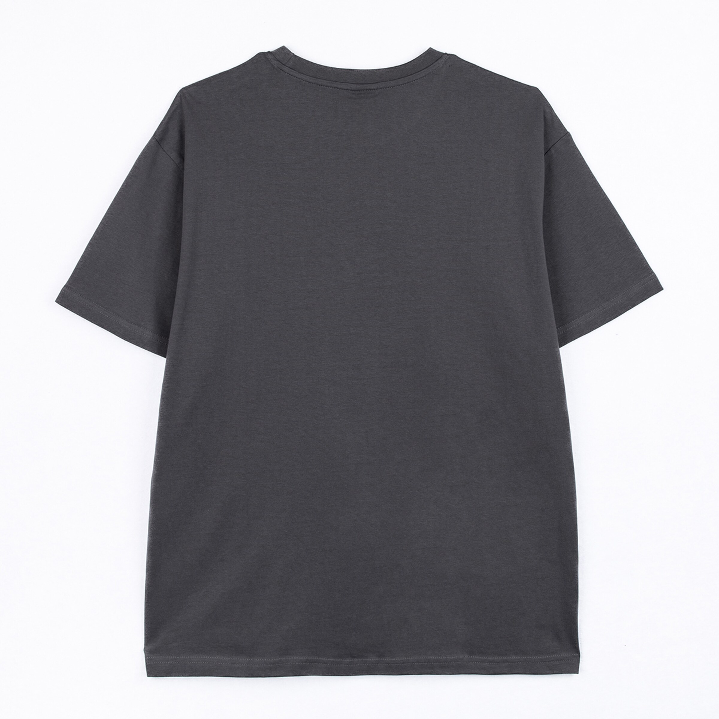 Rückenansicht eines schlichten, dunkelgrauen Kurzarm-T-Shirts mit Rundhalsausschnitt, flach auf weißem Hintergrund liegend.