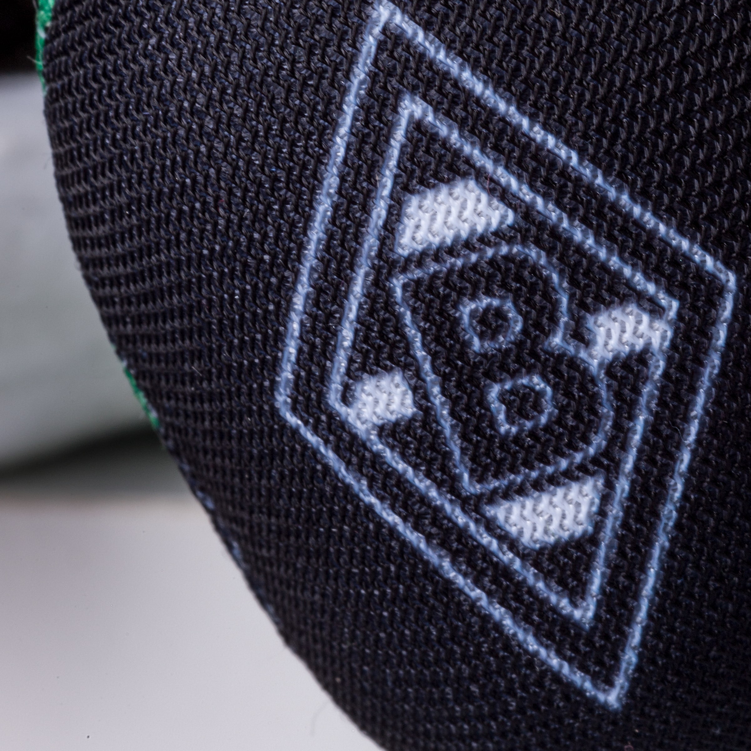 Logo von Borussia Mönchengladbach auf einem Stoffmaterial in Schwarz