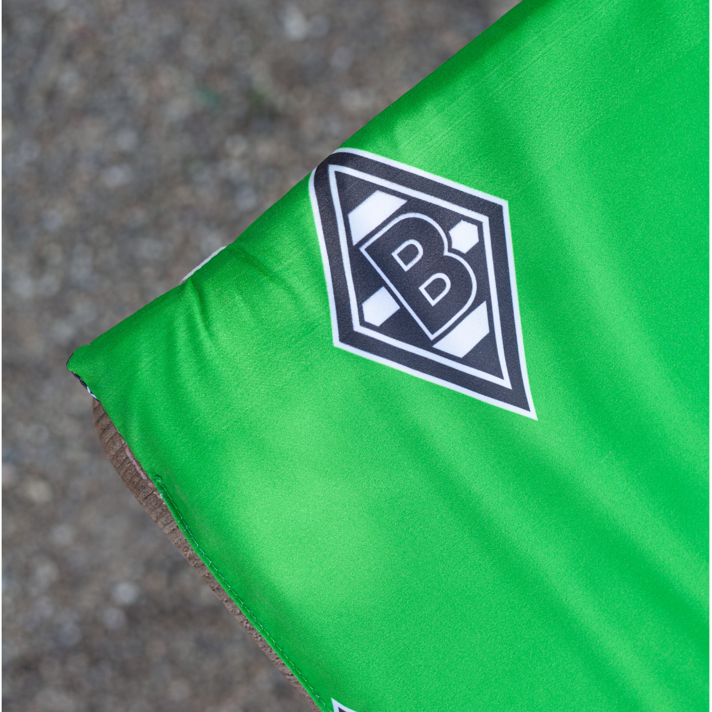 Corner flag of Borussia Mönchengladbach featuring a black logo.