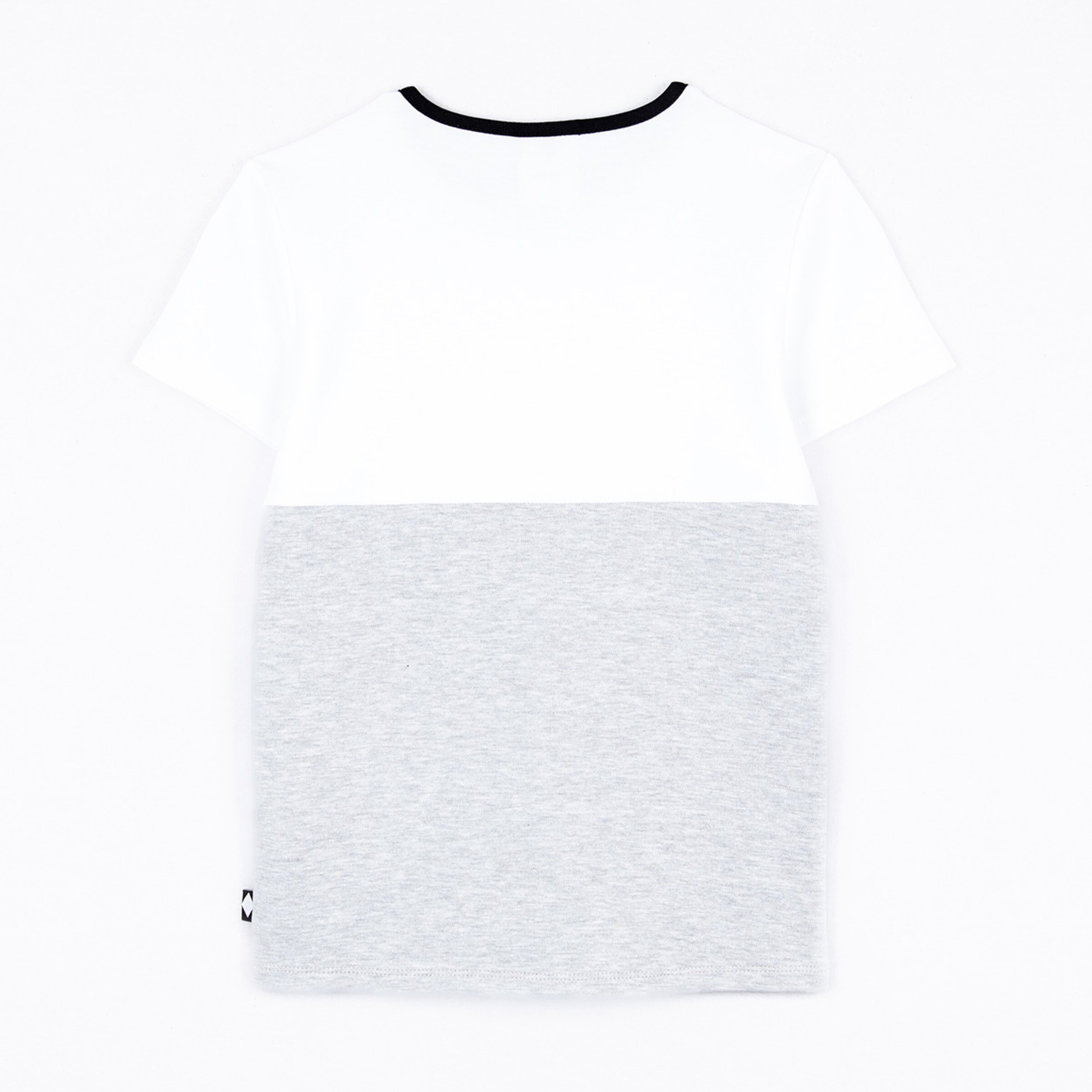 Weißes Oberteil mit grauem unteren Teil und schwarzem Kragen.