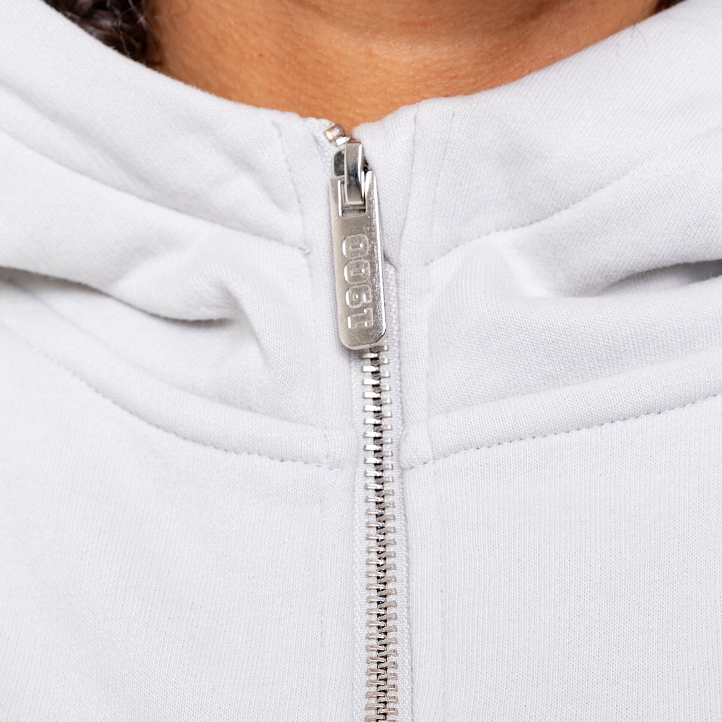 Reißverschluss eines grauen Hoodies.